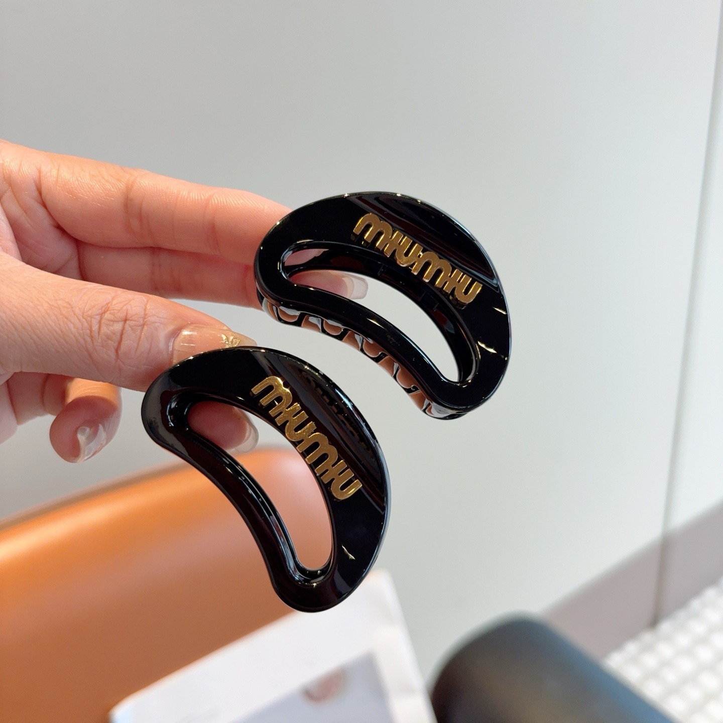 NO:770175,With packaging (single) MIUMIU (Miu Miu) new handmade crescent-shaped gripper, high-end letter simple retro hairpin original single item, fashionable and versatile, a must-have hairpin for trendy women, hairpins, miumiu, hairpins19860909配包装（单个） MIUMIU（缪缪）新款手工月牙形抓夹,高级感字母简约复古发夹原单货,时尚百搭,潮女必备品发夹,发夹,miumiu,hairpins,accessory