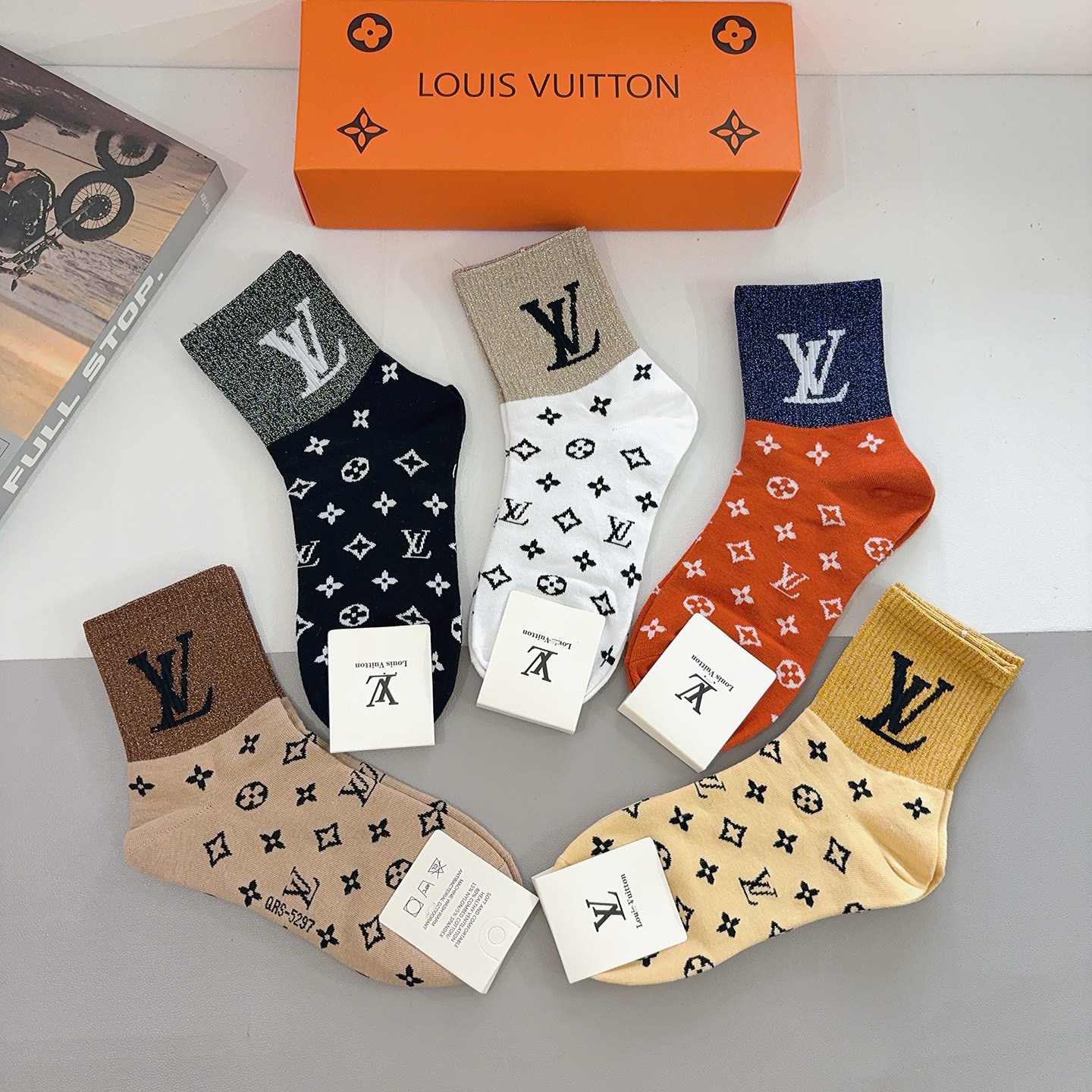 配包装（一盒5双） 🌟 LV 路易威登袜子 超火爆小单品，经典字母logo中筒袜，超柔软材质，舒适透气，