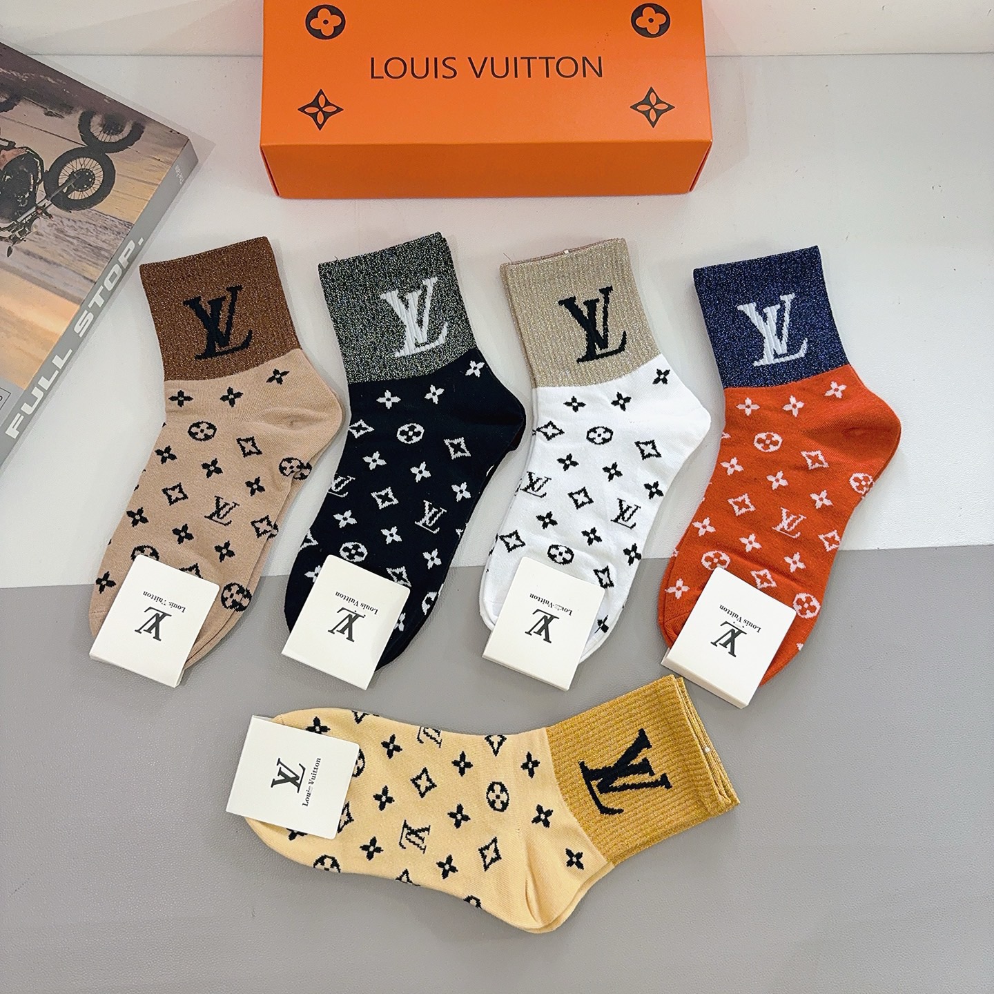 配包装（一盒5双） 🌟 LV 路易威登袜子 超火爆小单品，经典字母logo中筒袜，超柔软材质，舒适透气，