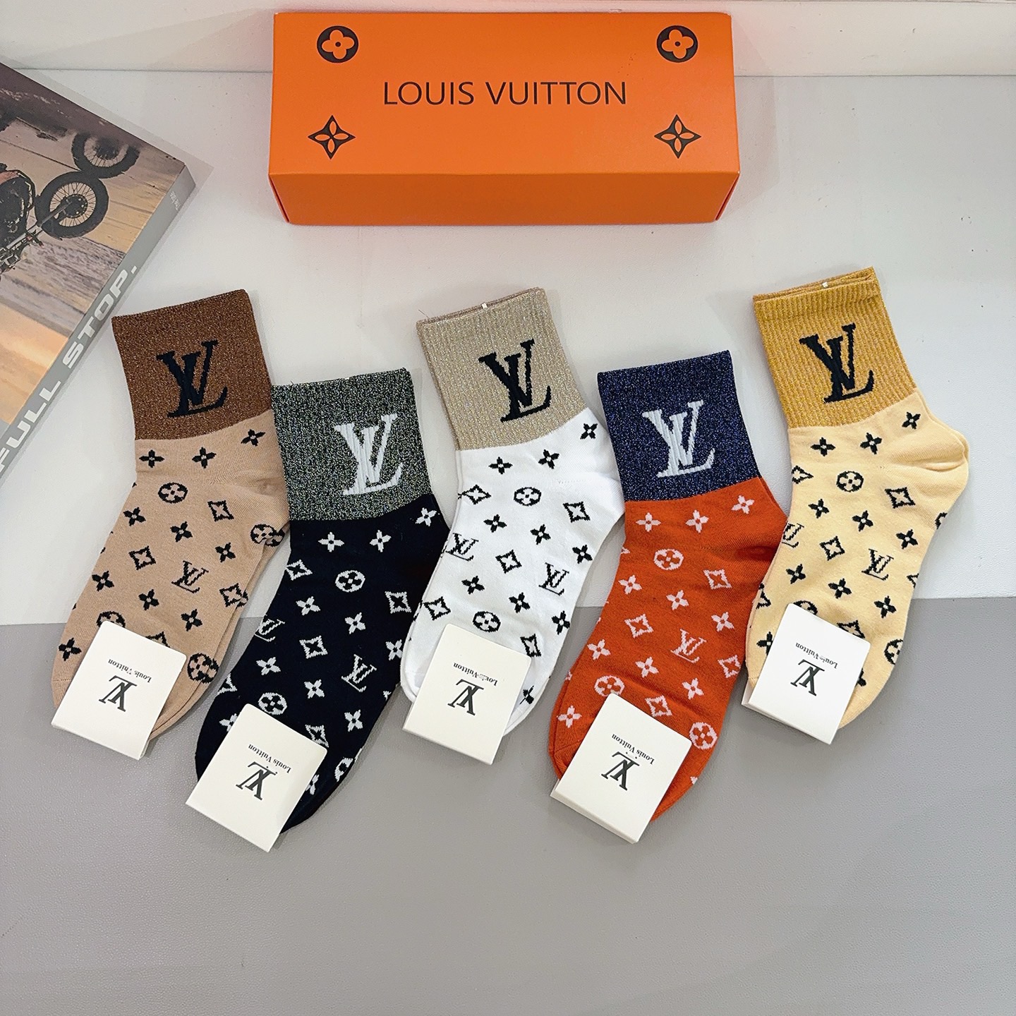 配包装（一盒5双） 🌟 LV 路易威登袜子 超火爆小单品，经典字母logo中筒袜，超柔软材质，舒适透气，