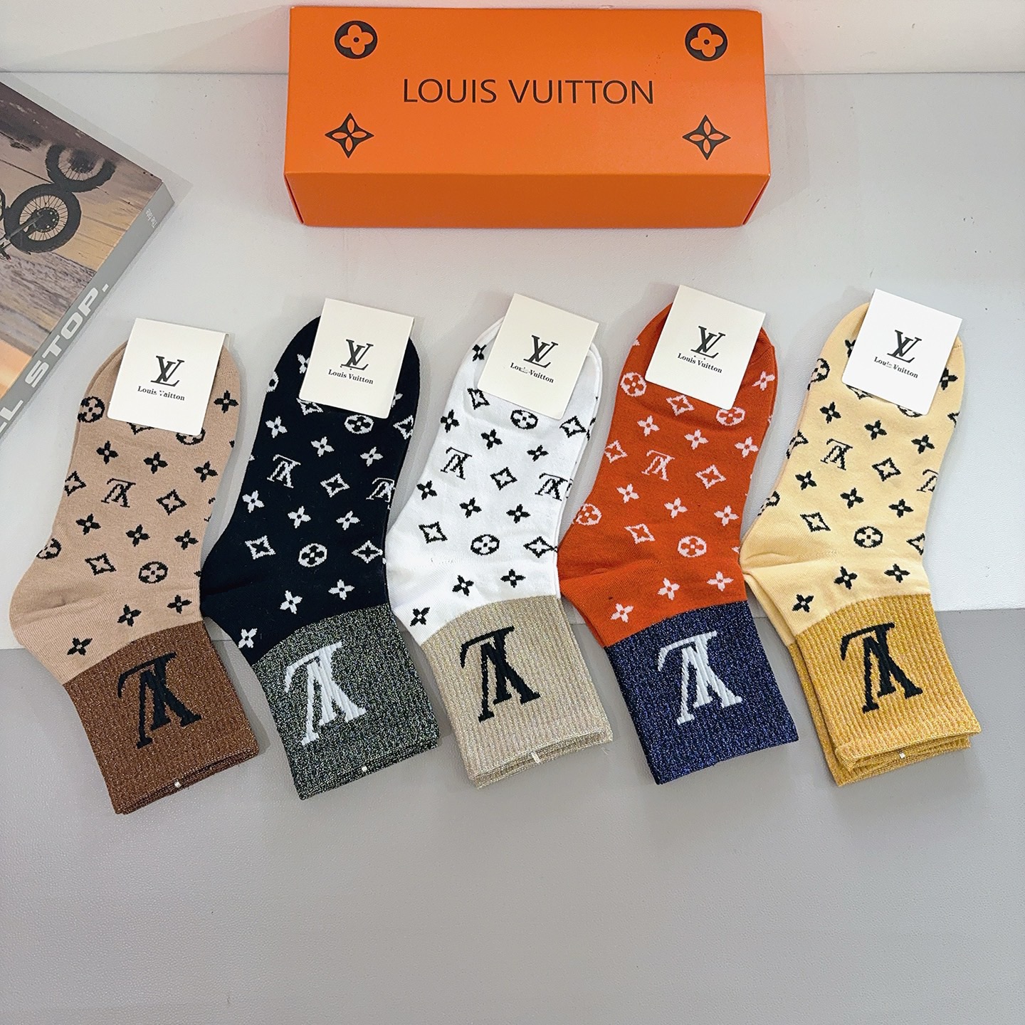 配包装（一盒5双） 🌟 LV 路易威登袜子 超火爆小单品，经典字母logo中筒袜，超柔软材质，舒适透气，