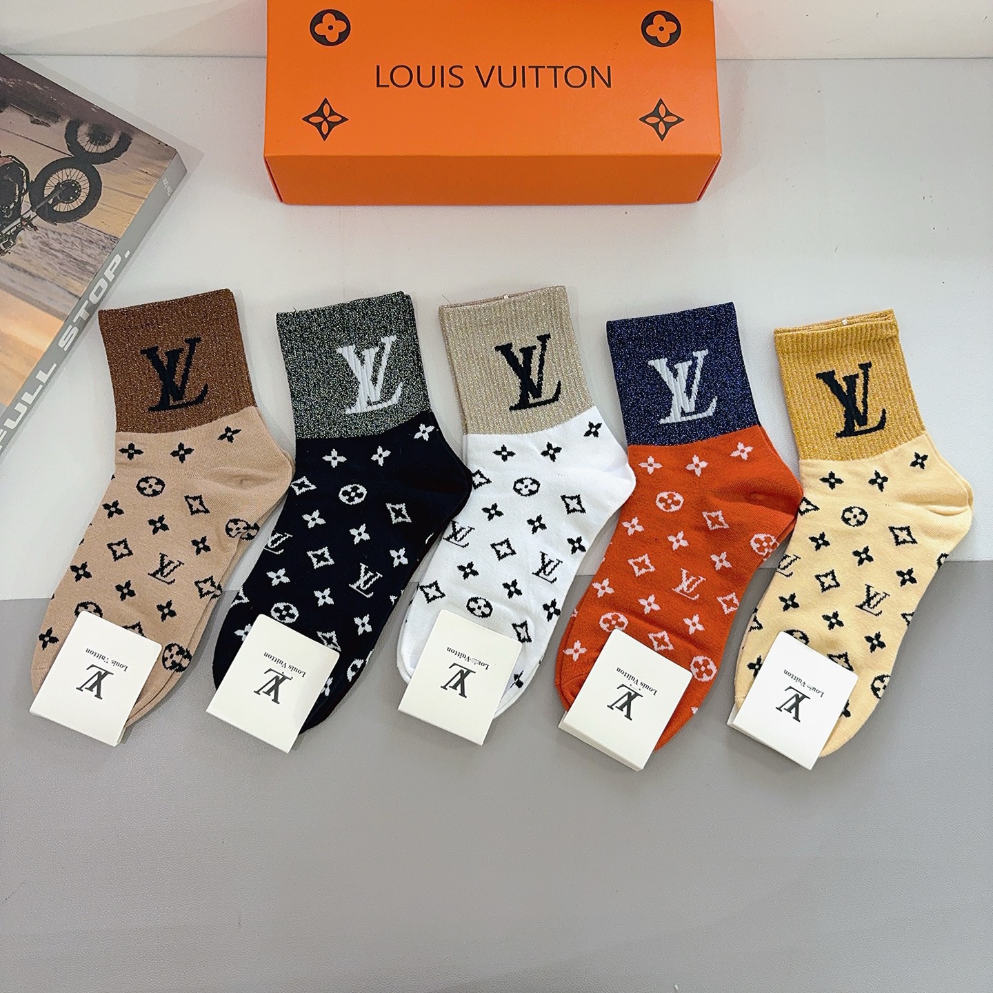 配包装（一盒5双） 🌟 LV 路易威登袜子 超火爆小单品，经典字母logo中筒袜，超柔软材质，舒适透气，