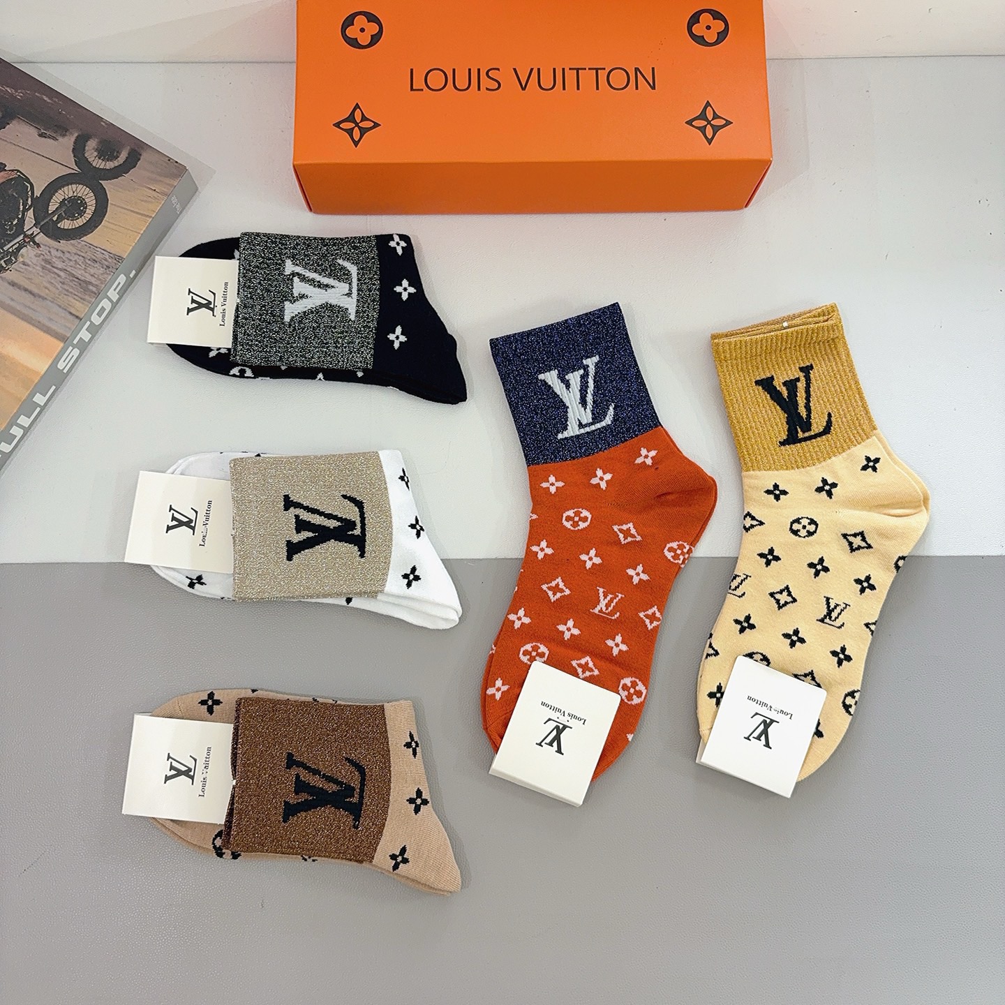 配包装（一盒5双） 🌟 LV 路易威登袜子 超火爆小单品，经典字母logo中筒袜，超柔软材质，舒适透气，
