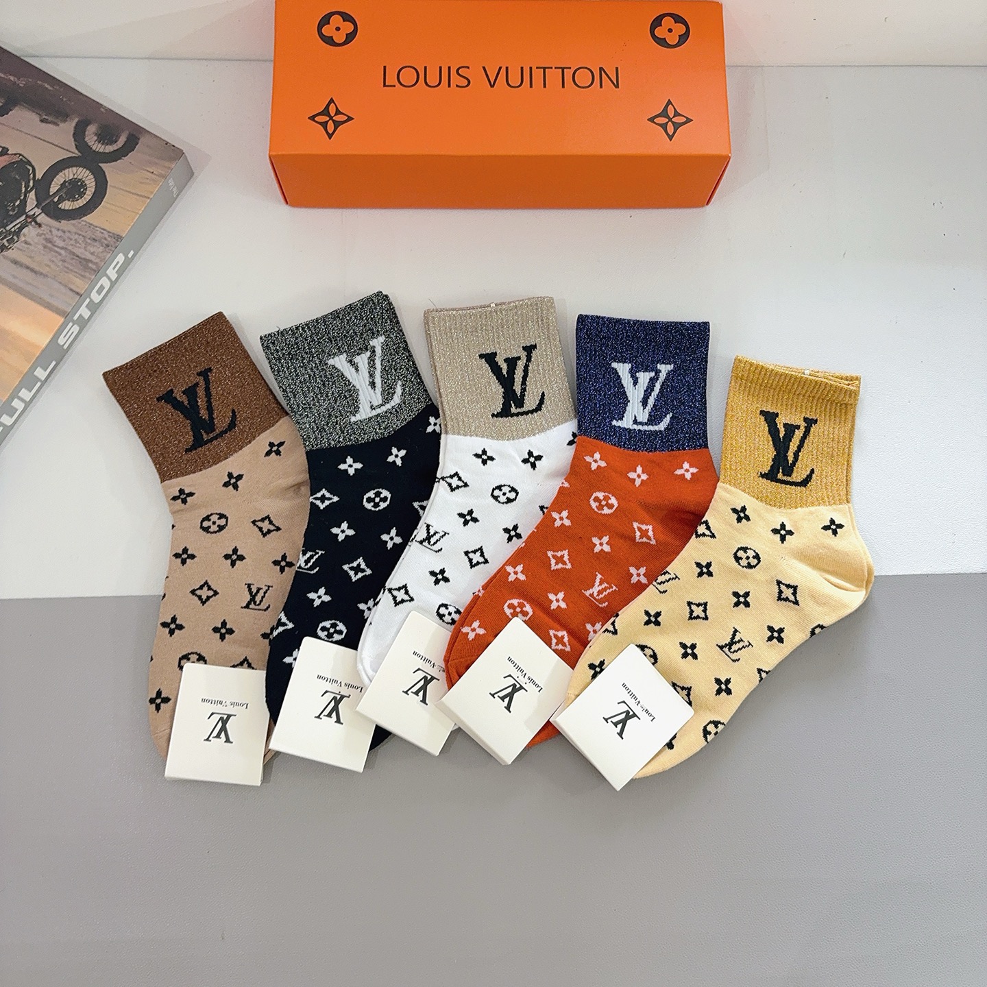 配包装（一盒5双） 🌟 LV 路易威登袜子 超火爆小单品，经典字母logo中筒袜，超柔软材质，舒适透气，