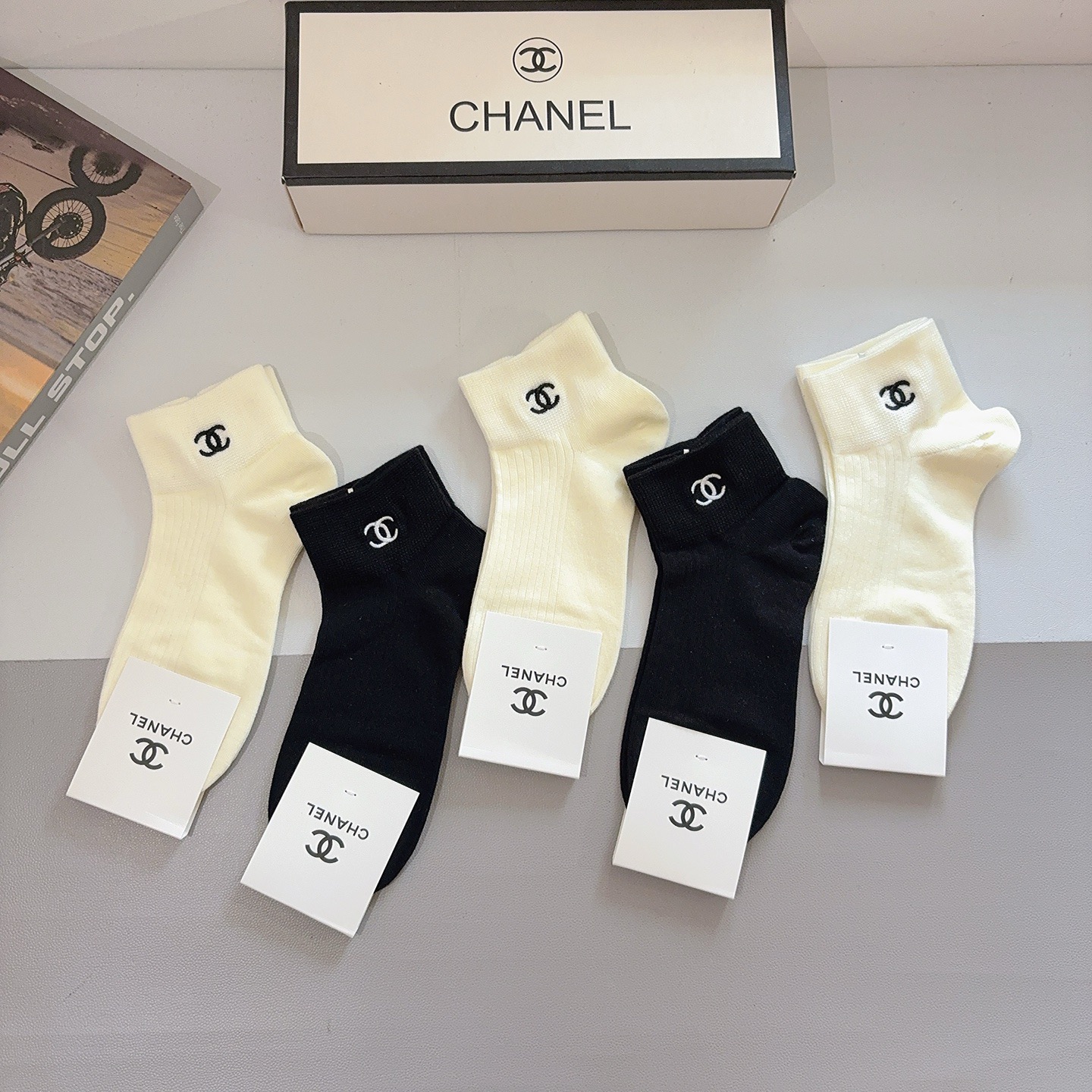 配包装（一盒5双） CHANEL 香奈儿新款刺绣纯棉袜子 经典字母logo船袜，个性时尚百搭款，！超柔软