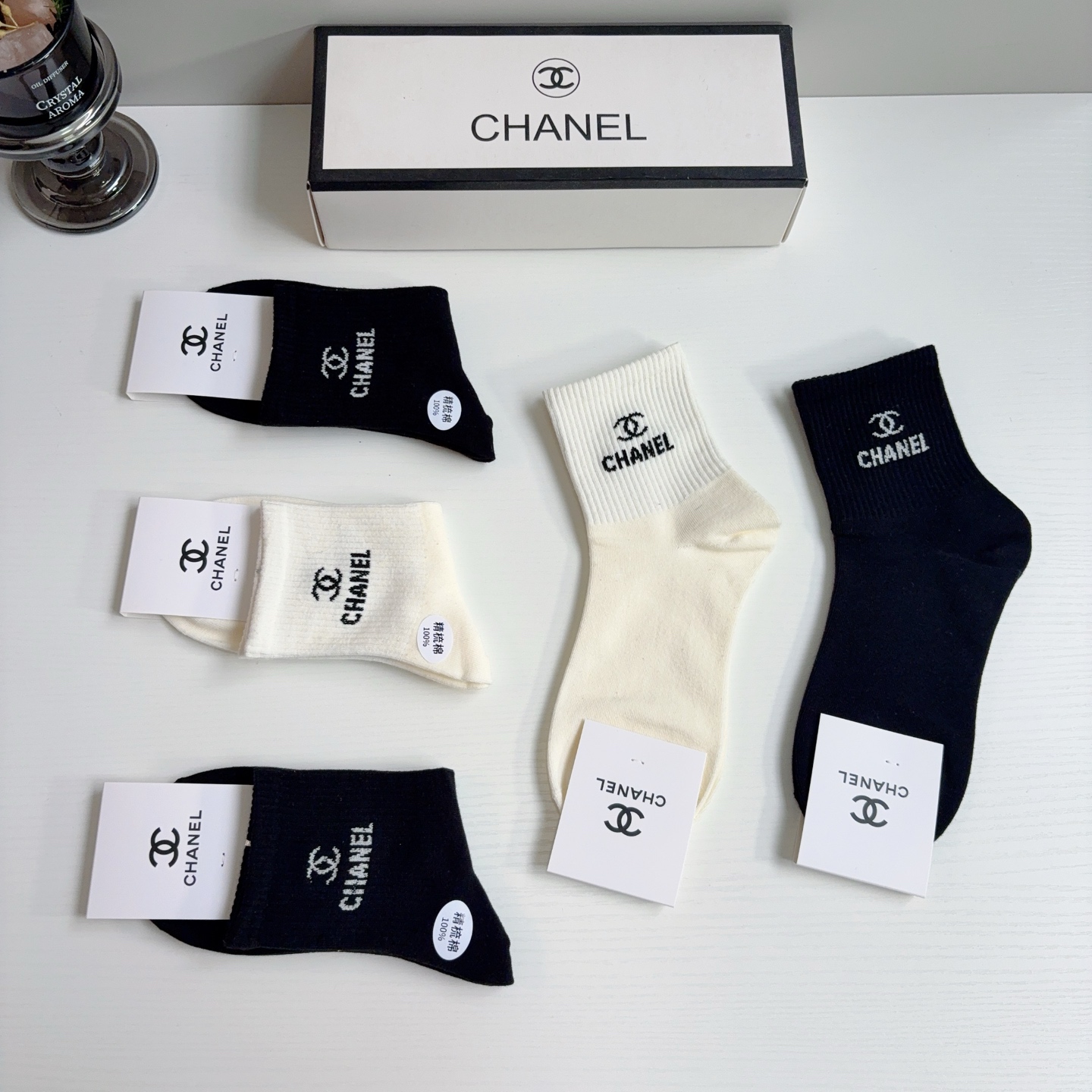 配包装（一盒5双）CHANEL 香奈儿经典袜子❗️纯棉材质柔软，经典双C图案logo，专柜同步中筒袜子❗