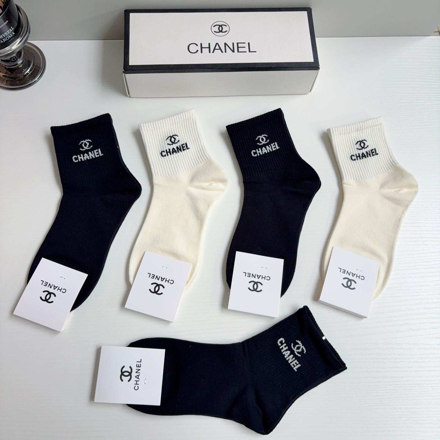 配包装（一盒5双）CHANEL 香奈儿经典袜子❗️纯棉材质柔软，经典双C图案logo，专柜同步中筒袜子❗