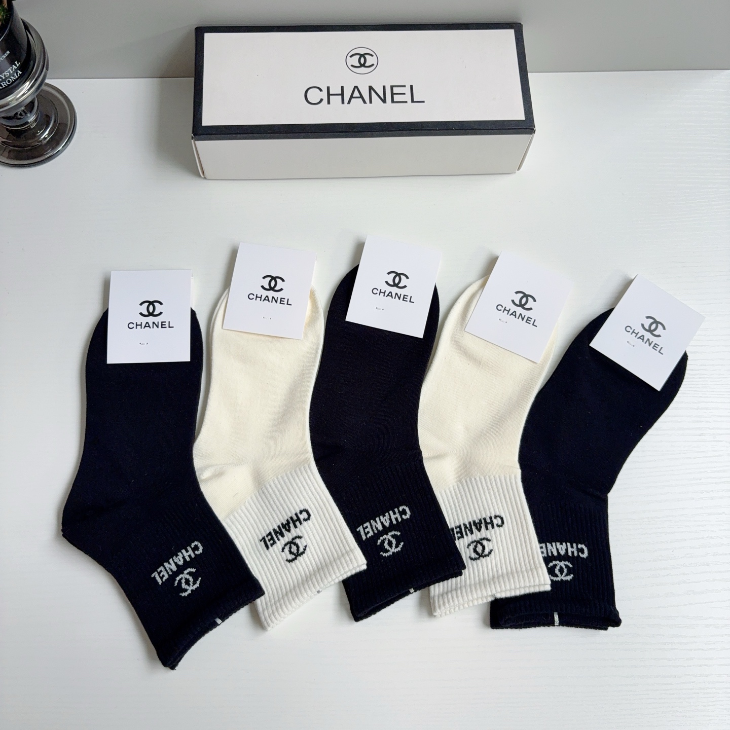 配包装（一盒5双）CHANEL 香奈儿经典袜子❗️纯棉材质柔软，经典双C图案logo，专柜同步中筒袜子❗
