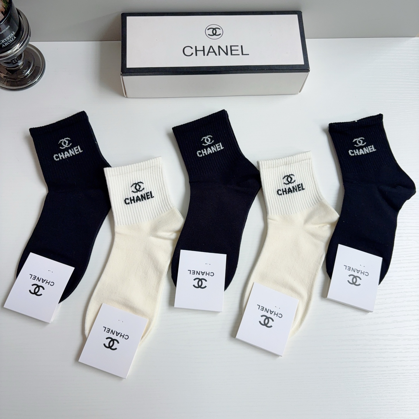 配包装（一盒5双）CHANEL 香奈儿经典袜子❗️纯棉材质柔软，经典双C图案logo，专柜同步中筒袜子❗