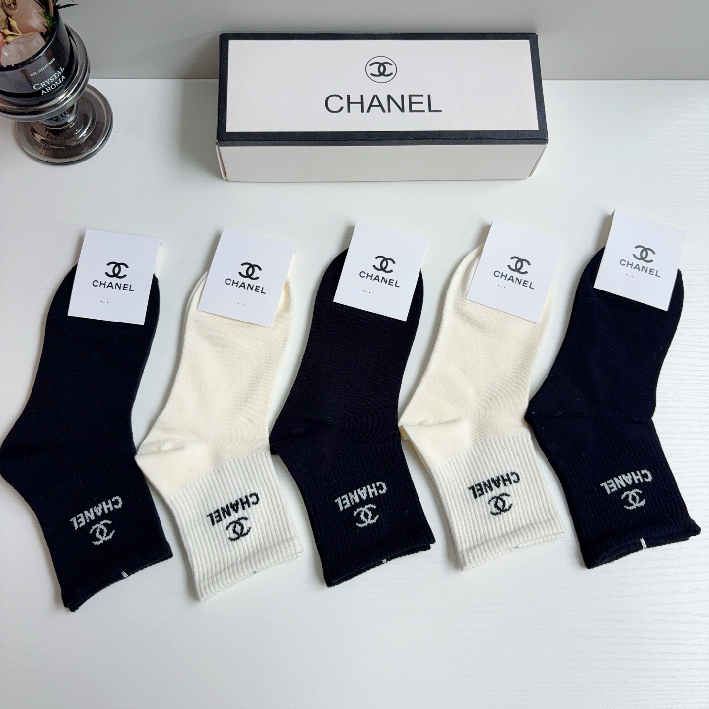 配包装（一盒5双）CHANEL 香奈儿经典袜子❗️纯棉材质柔软，经典双C图案logo，专柜同步中筒袜子❗