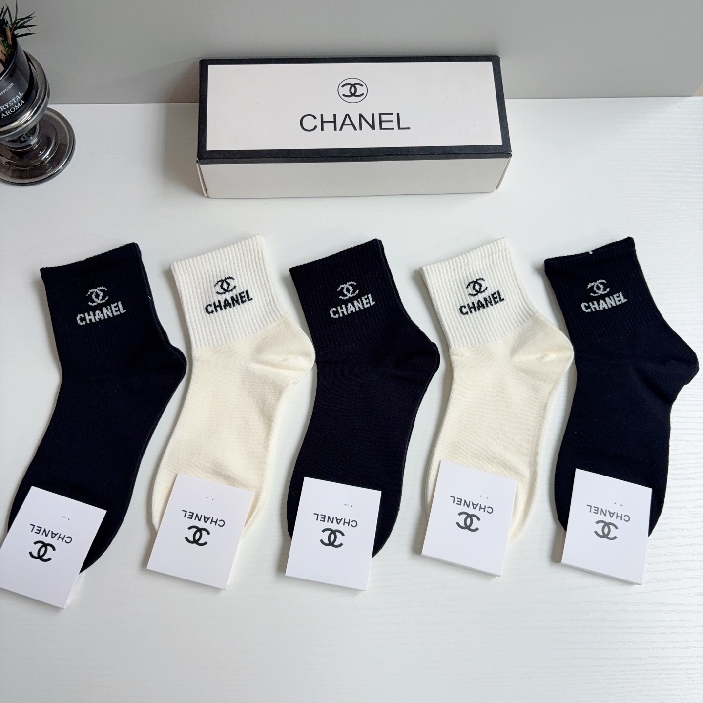 配包装（一盒5双）CHANEL 香奈儿经典袜子❗️纯棉材质柔软，经典双C图案logo，专柜同步中筒袜子❗