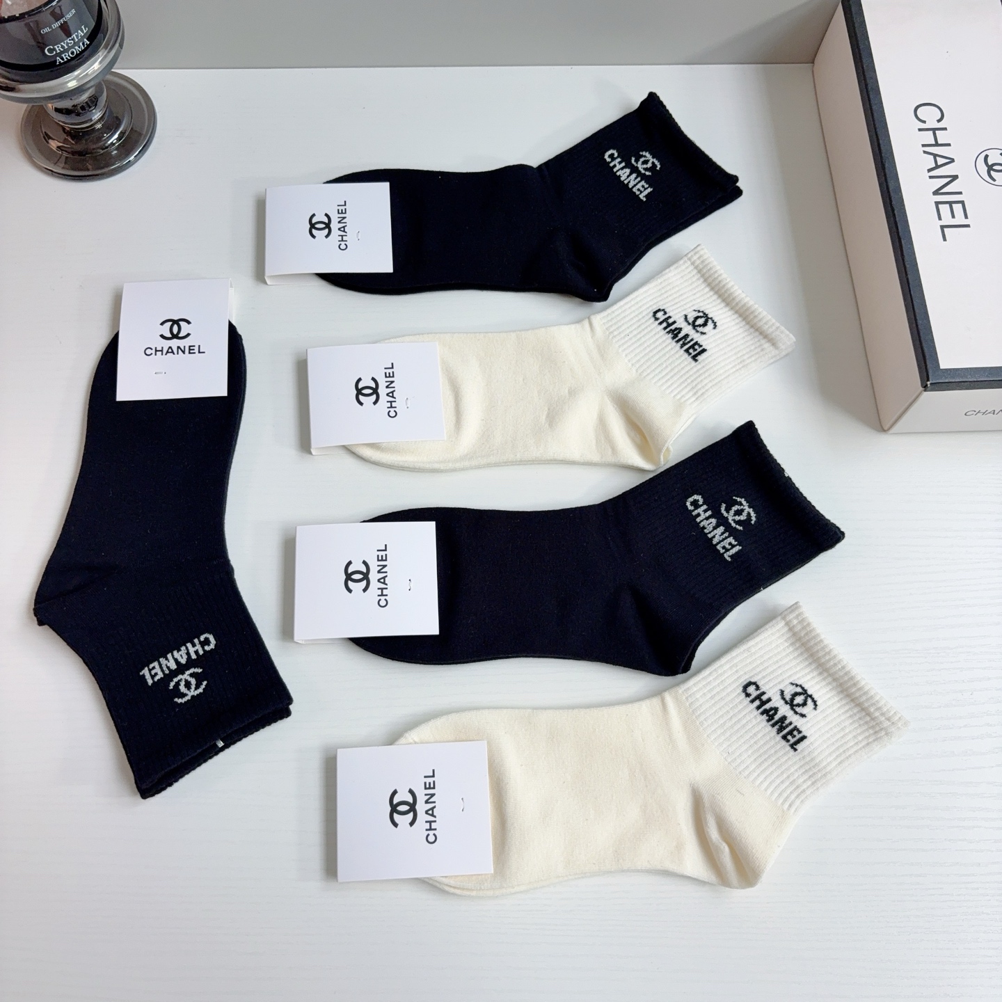 配包装（一盒5双）CHANEL 香奈儿经典袜子❗️纯棉材质柔软，经典双C图案logo，专柜同步中筒袜子❗