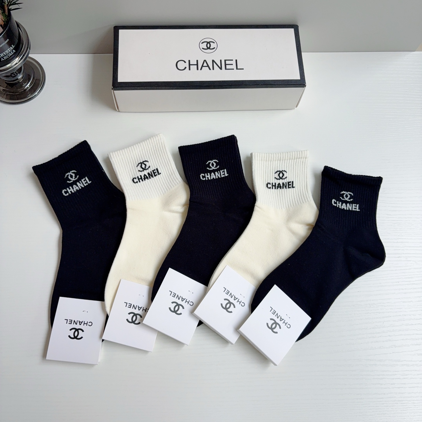 配包装（一盒5双）CHANEL 香奈儿经典袜子❗️纯棉材质柔软，经典双C图案logo，专柜同步中筒袜子❗