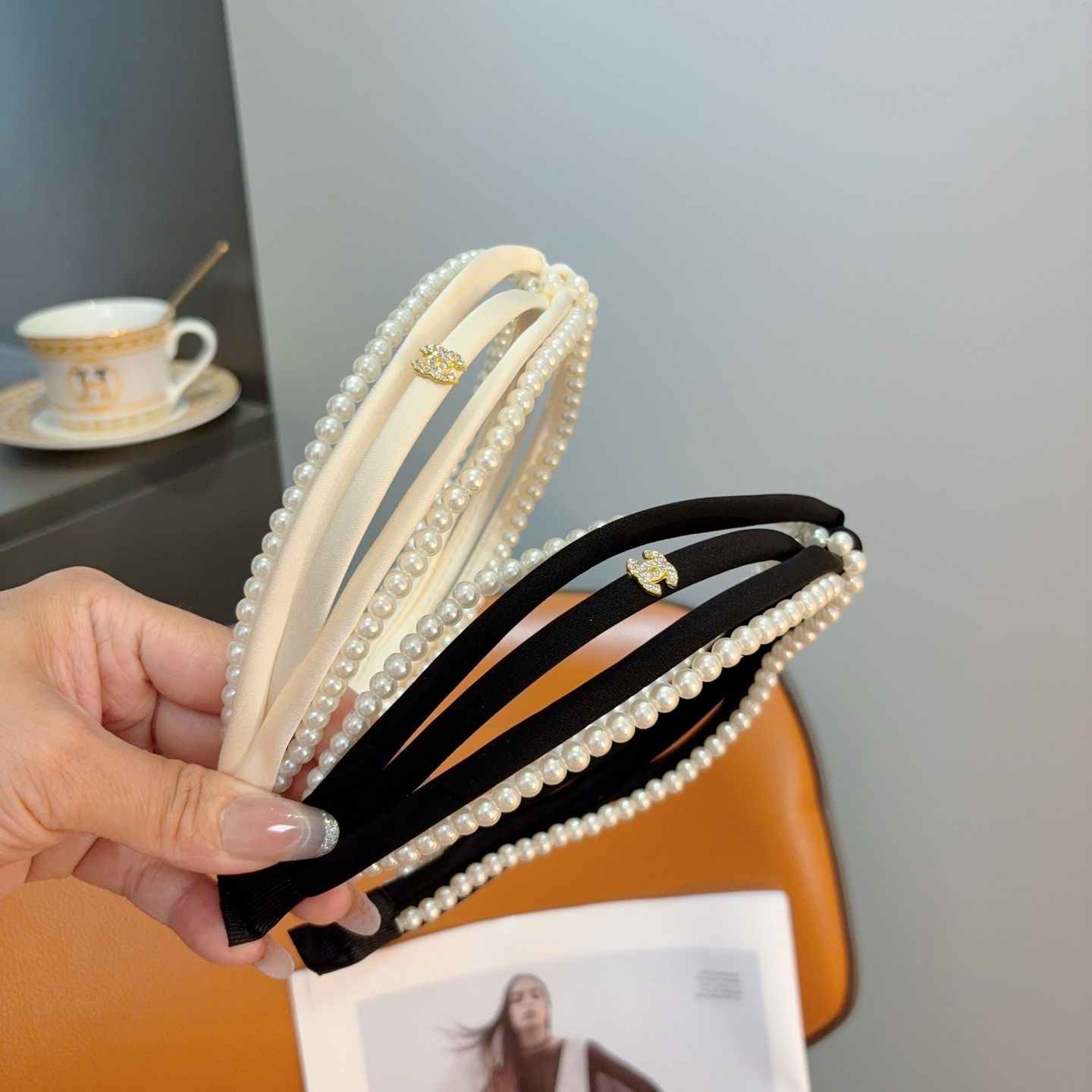 NO:853491,Comes with packaging Chanel CHANEL Internet celebrity new middle cross pearl headband, fashionable and cute wide-brimmed headband, fashionable and versatile, a must-have for goddesses!  hairpins,hairpins,chanel,chanel,hairpins19860909配包装 香奈儿 CHANEL 网红新款中间交叉款珍珠发箍,时尚可爱宽边头箍,时尚百搭,女神必入 ！发夹,发夹,chanel,chanel,hairpins,accessory