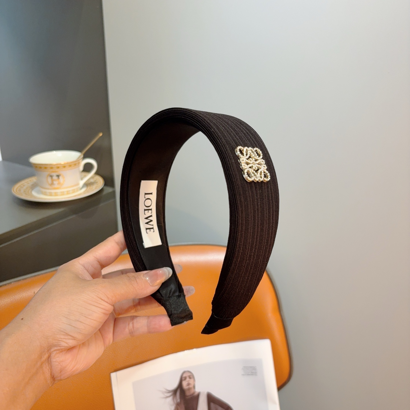 NO:853396,With packaging, LOEWE's new sponge headbands are specially supplied with fabric headbands, and the latest styles from top internet celebrities are coming!  Let your charm bloom. Fresh and ladylike style makes fashion simpler!  hairpins,hairpins,loewe,loewe,hairpins19860909配包装 LOEWE（罗意威）新款海绵发箍特供面料头箍、尖端网红最新款来袭 ！ 让你的魅力绽放 清新淑女范让时尚更简单！发夹,发夹,loewe,loewe,hairpins,accessory
