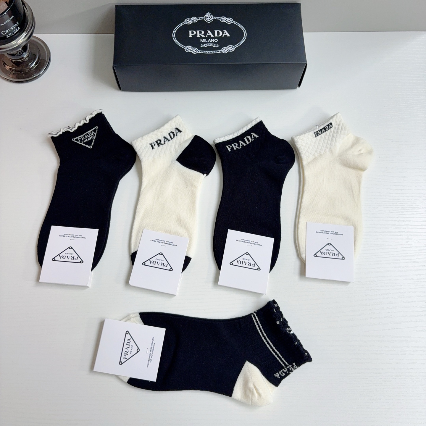 配包装（一盒5双） PRADA 普拉达 新款短筒袜子，纯棉面料，经典三角标logo 个性时尚百搭款，你值