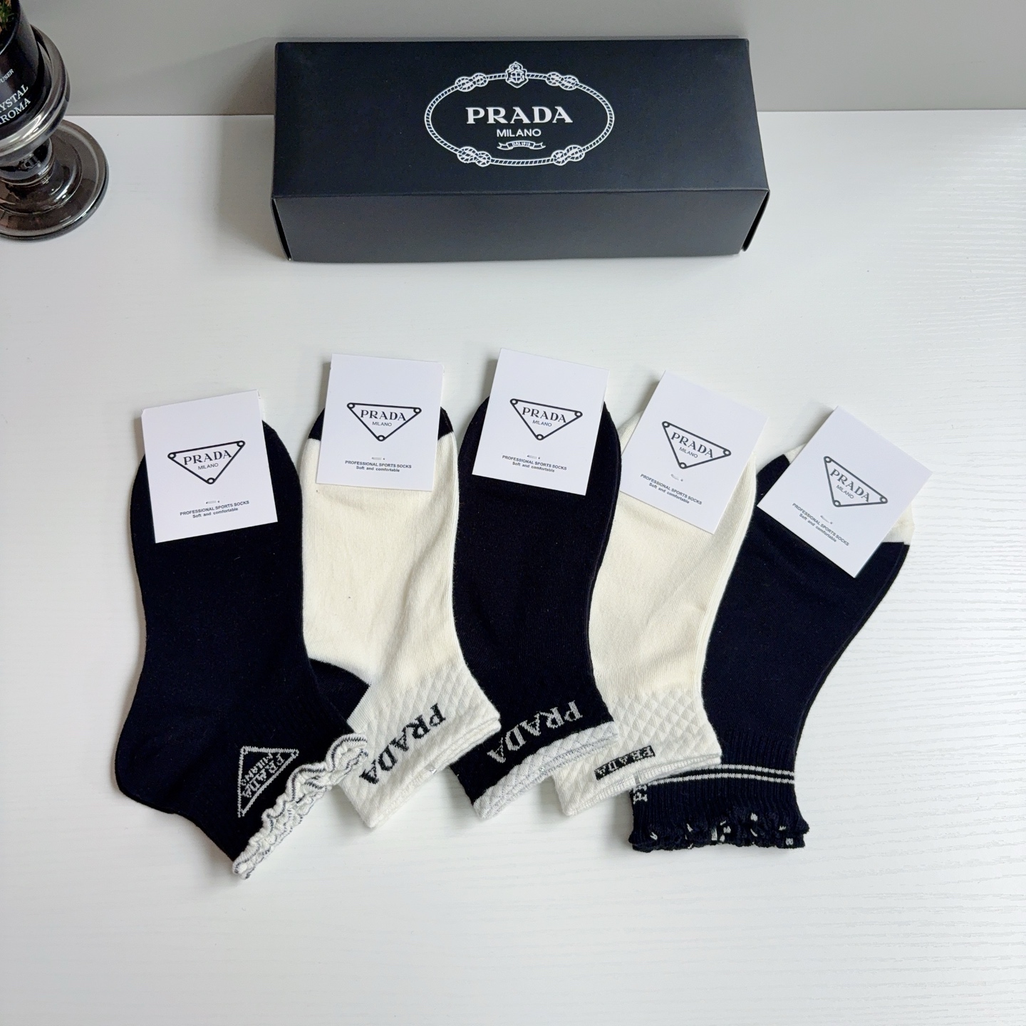 配包装（一盒5双） PRADA 普拉达 新款短筒袜子，纯棉面料，经典三角标logo 个性时尚百搭款，你值