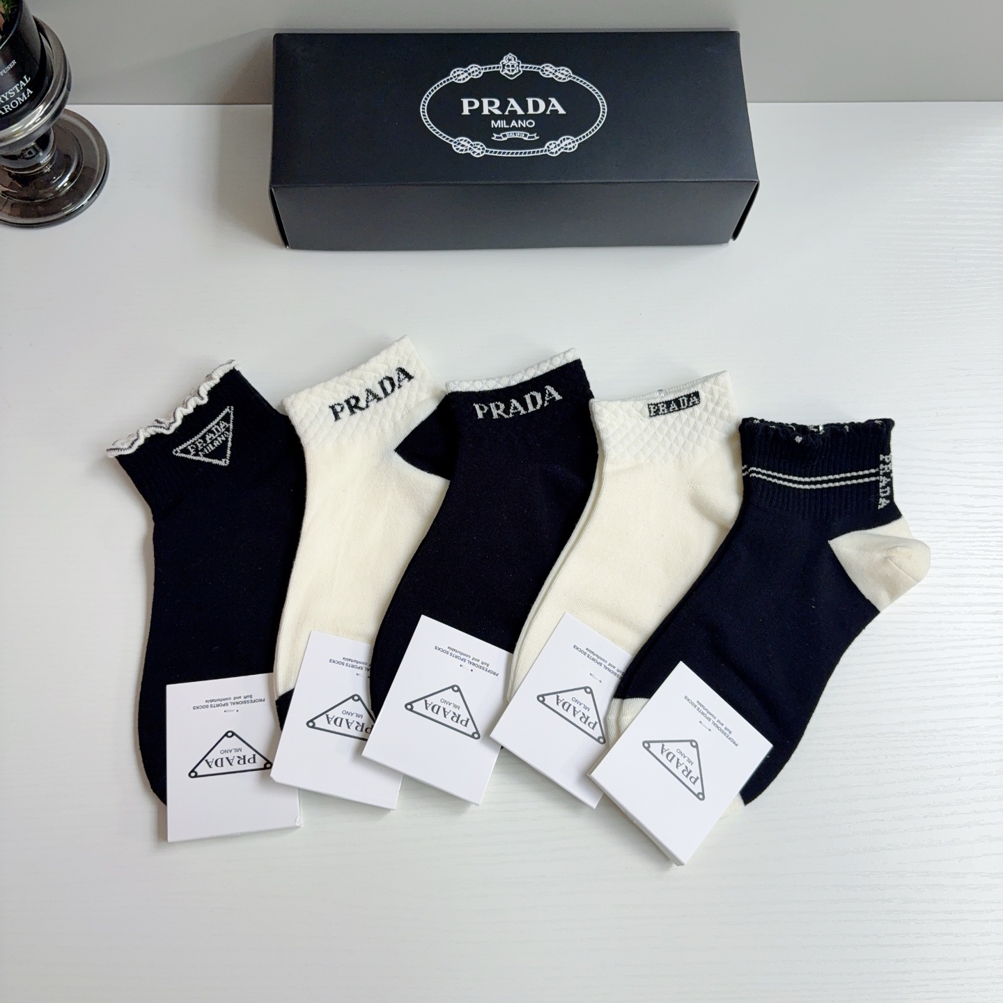 配包装（一盒5双） PRADA 普拉达 新款短筒袜子，纯棉面料，经典三角标logo 个性时尚百搭款，你值