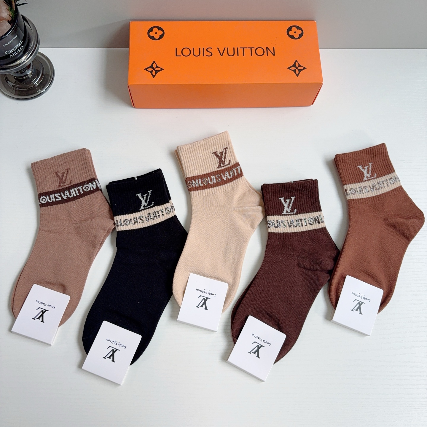 配包装（一盒5双） 🌟 LV 路易威登 超火爆小单品，纯棉面料中筒袜子，潮人必备 爆款，经典字母logo