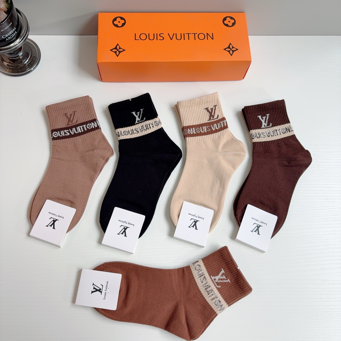 配包装（一盒5双） 🌟 LV 路易威登 超火爆小单品，纯棉面料中筒袜子，潮人必备 爆款，经典字母logo
