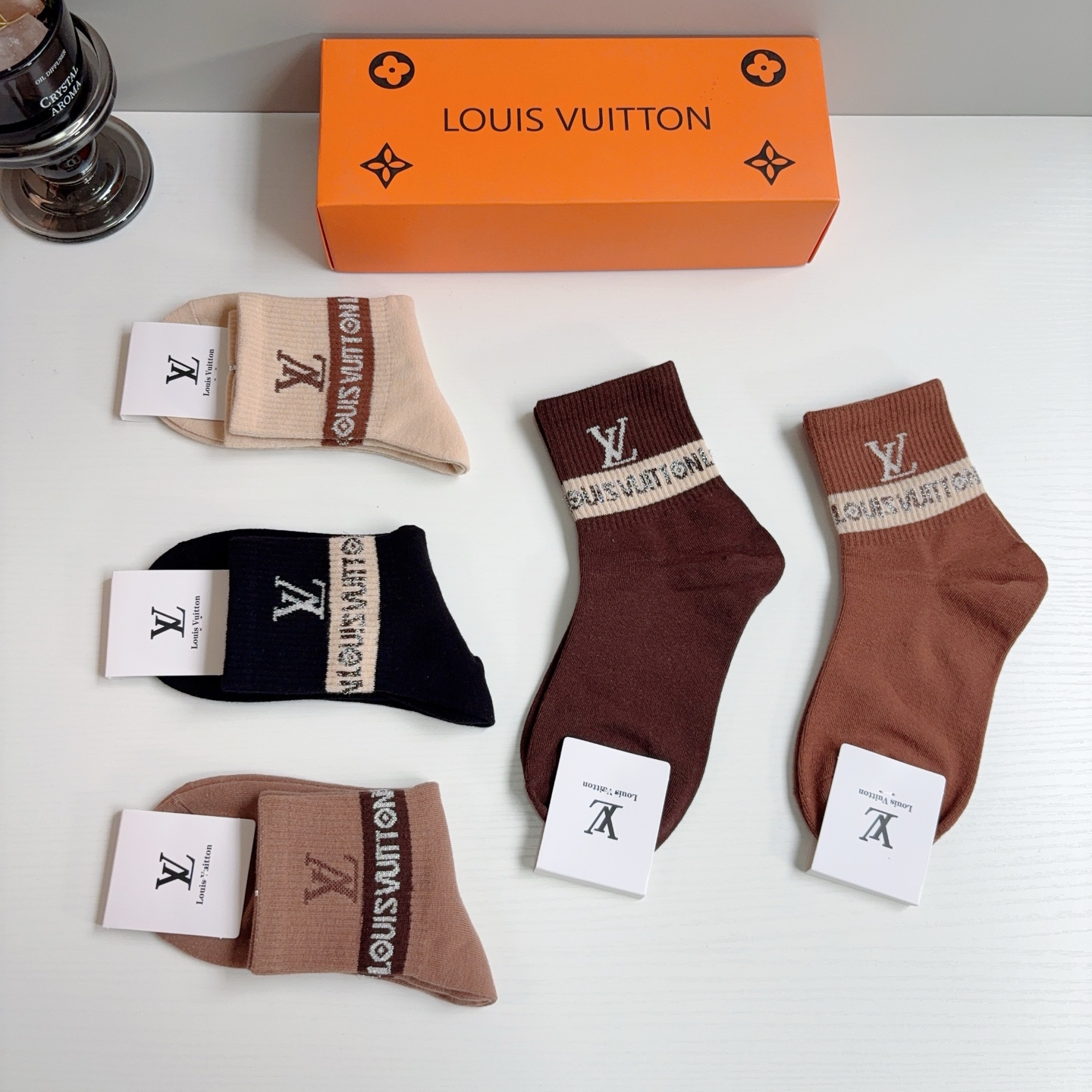配包装（一盒5双） 🌟 LV 路易威登 超火爆小单品，纯棉面料中筒袜子，潮人必备 爆款，经典字母logo