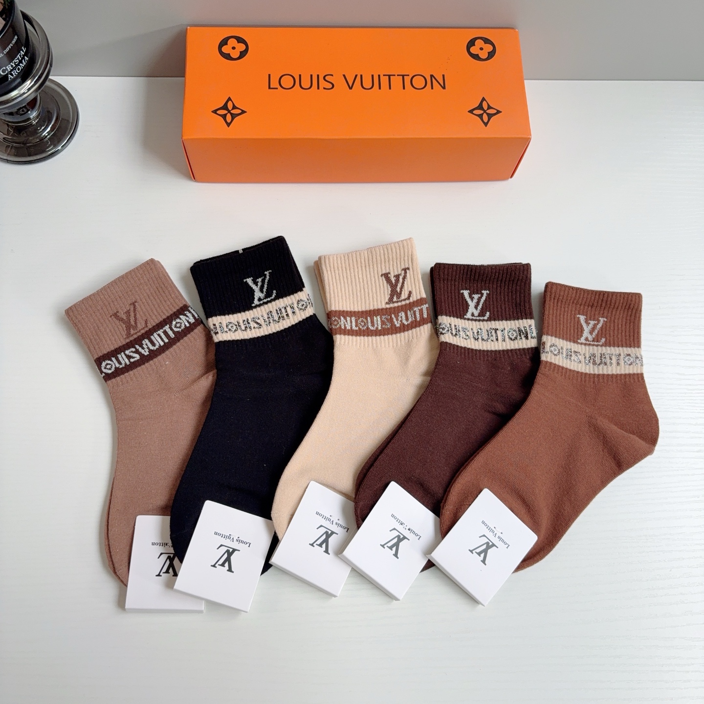 配包装（一盒5双） 🌟 LV 路易威登 超火爆小单品，纯棉面料中筒袜子，潮人必备 爆款，经典字母logo