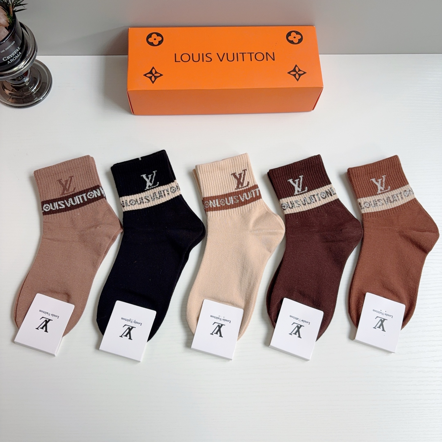 配包装（一盒5双） 🌟 LV 路易威登 超火爆小单品，纯棉面料中筒袜子，潮人必备 爆款，经典字母logo