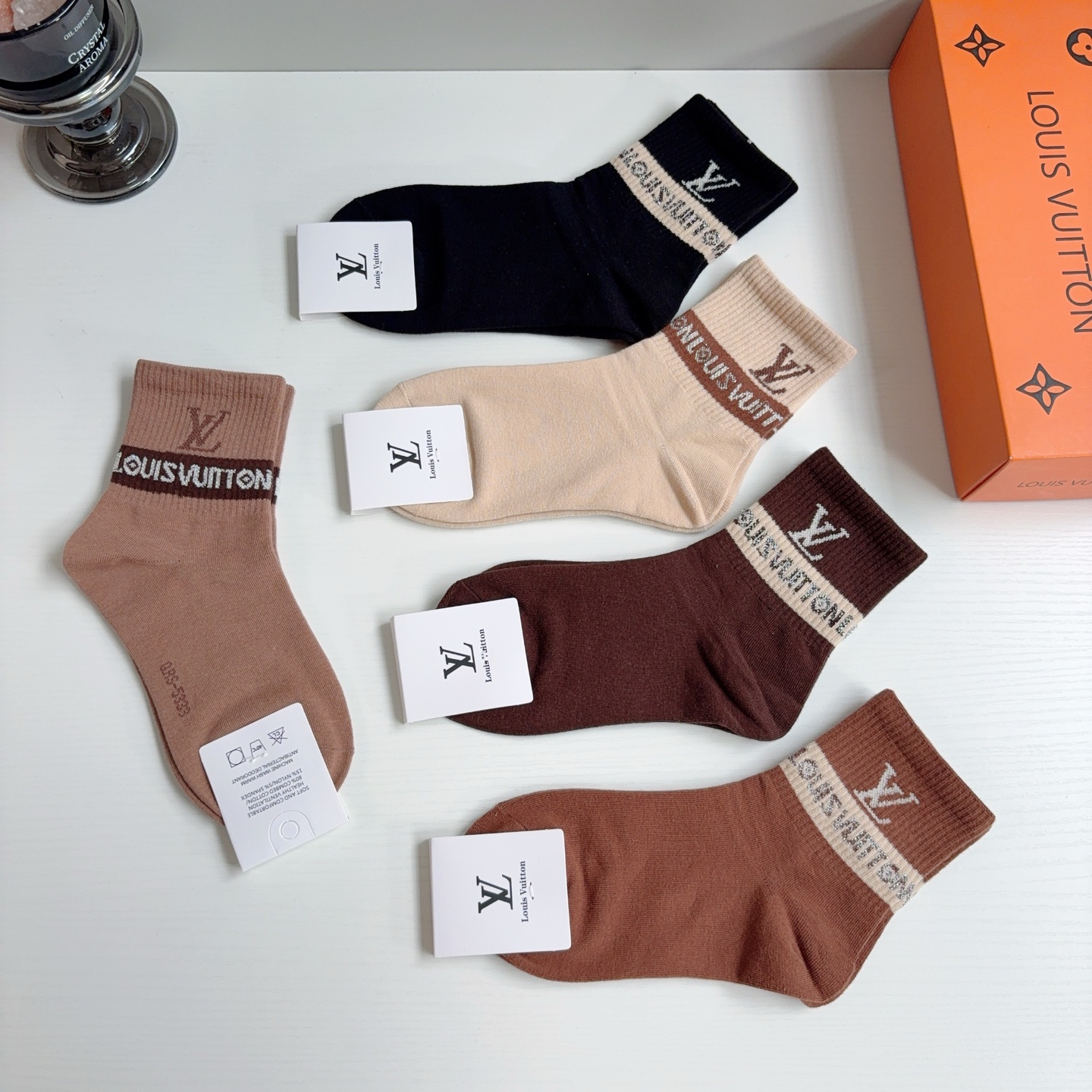 配包装（一盒5双） 🌟 LV 路易威登 超火爆小单品，纯棉面料中筒袜子，潮人必备 爆款，经典字母logo