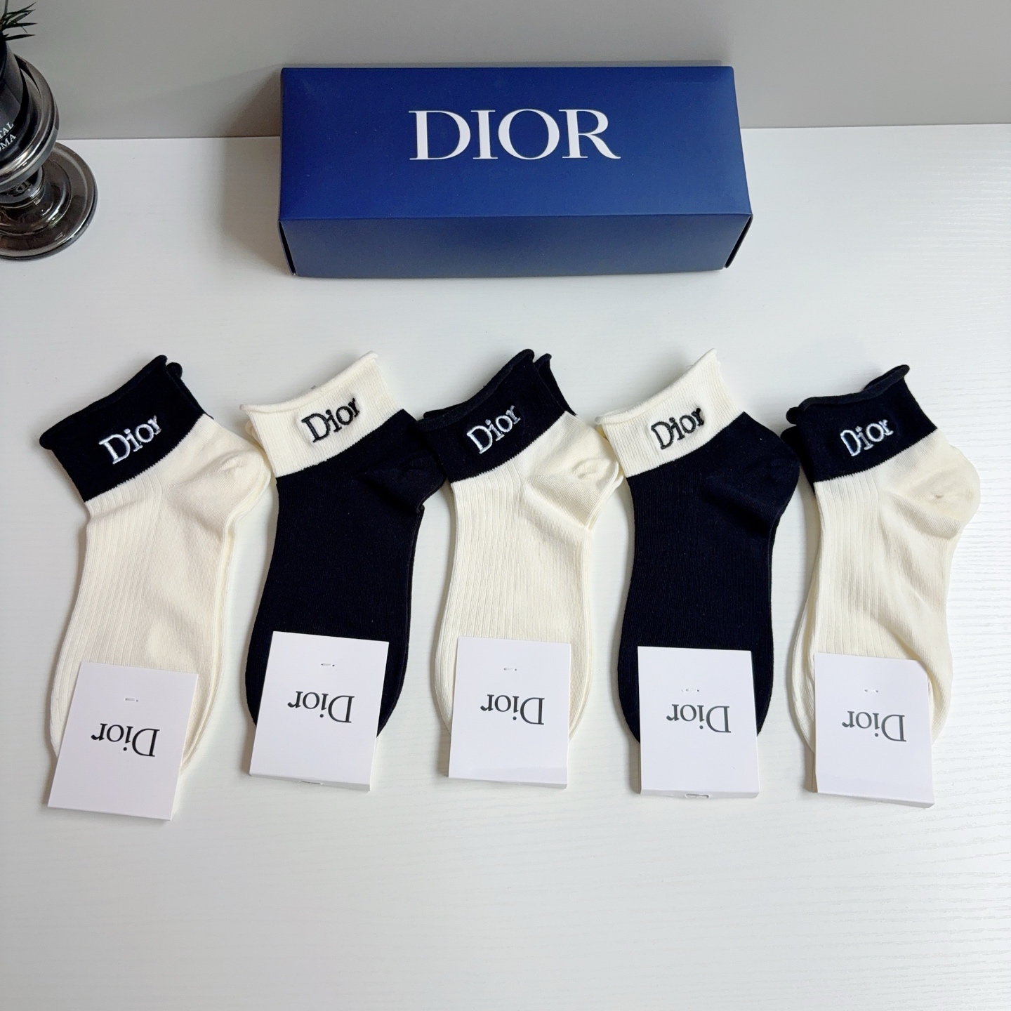 配包装（一盒5双） Dior 迪奥2026新款刺绣袜子！纯棉面料，火爆Ｄ字母图案短筒袜子，💛大牌出街，潮