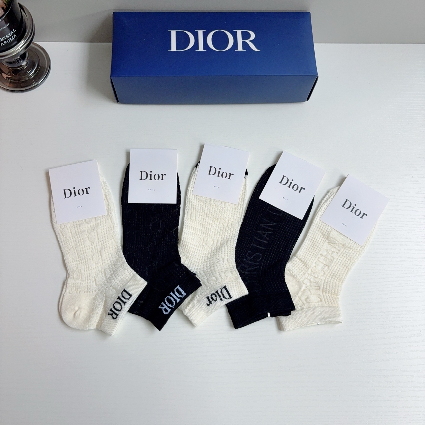 配包装（一盒5双） Dior （迪奥） 竹棉材质短筒袜子 潮人必备款，经典字母logo船袜，个性时尚百搭