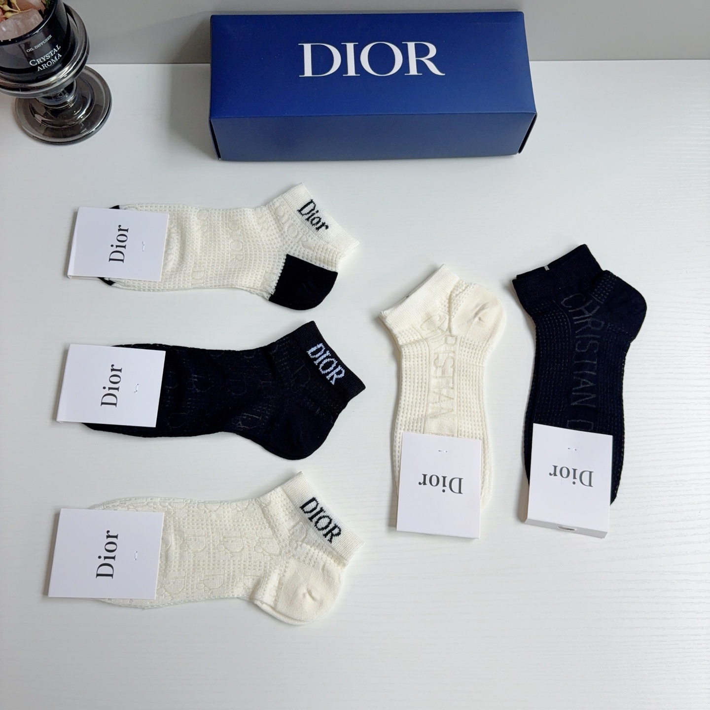 配包装（一盒5双） Dior （迪奥） 竹棉材质短筒袜子 潮人必备款，经典字母logo船袜，个性时尚百搭