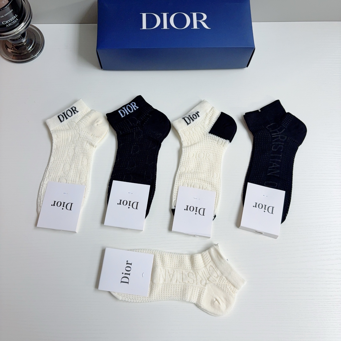 配包装（一盒5双） Dior （迪奥） 竹棉材质短筒袜子 潮人必备款，经典字母logo船袜，个性时尚百搭