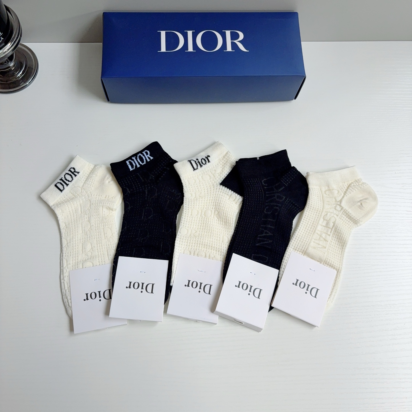 配包装（一盒5双） Dior （迪奥） 竹棉材质短筒袜子 潮人必备款，经典字母logo船袜，个性时尚百搭