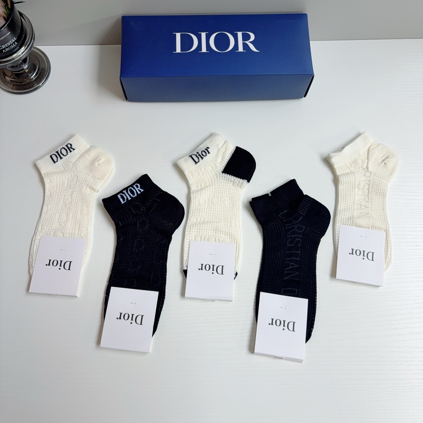 配包装（一盒5双） Dior （迪奥） 竹棉材质短筒袜子 潮人必备款，经典字母logo船袜，个性时尚百搭