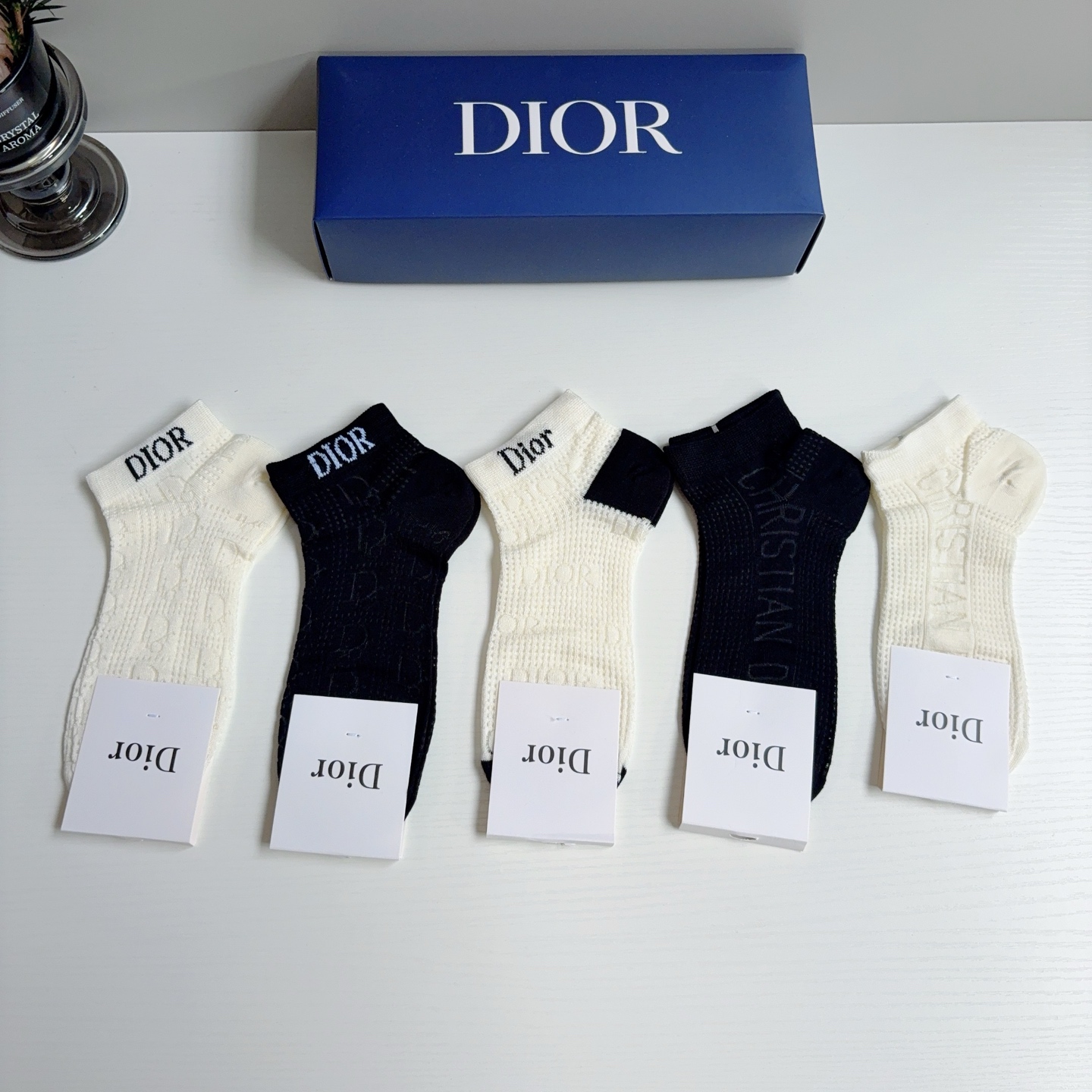 配包装（一盒5双） Dior （迪奥） 竹棉材质短筒袜子 潮人必备款，经典字母logo船袜，个性时尚百搭