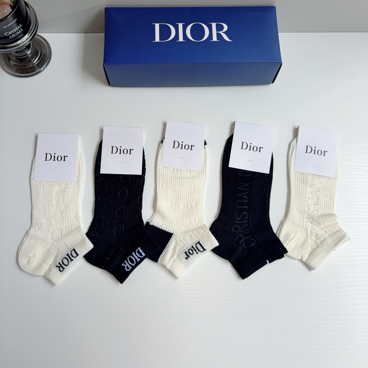 配包装（一盒5双） Dior （迪奥） 竹棉材质短筒袜子 潮人必备款，经典字母logo船袜，个性时尚百搭