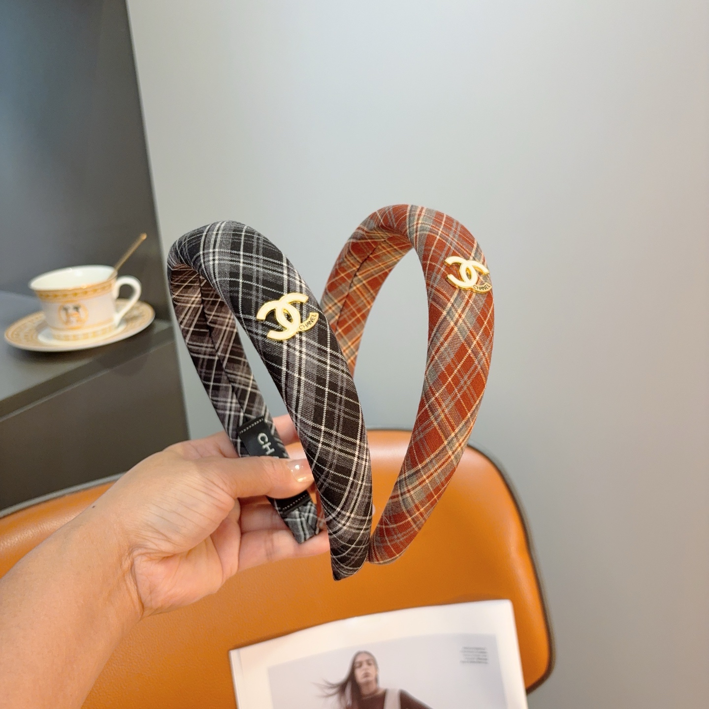 NO:853643,Comes with packaging CHANEL (Chanel) latest small fragrance headband, new large face-showing small headband, recommended by Internet celebrities. Paired with high-end double Clogo, super exquisite, fashionable and versatile!  hairpins,hairpins,chanel,chanel,hairpins19860909配包装 CHANEL（香奈儿）最新款小香发箍,新品巨显脸小头箍,网红爆款推荐 搭配高端双Ｃlogo ,超精致时尚百搭！发夹,发夹,chanel,chanel,hairpins,accessory