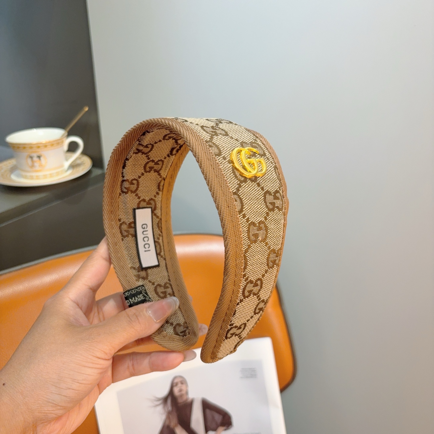 NO:853672,Comes with packaging Gucci Internet celebrity classic new wide letter headband, a must-have headband for goddesses, very versatile, fashionable and trendy!  hairpins,hairpins,gucci,hairpins19860909配包装 Gucci古奇 网红经典新款宽版字母发箍,女神必备单品头箍,非常百搭,时尚潮流款！发夹,发夹,gucci,hairpins,accessory