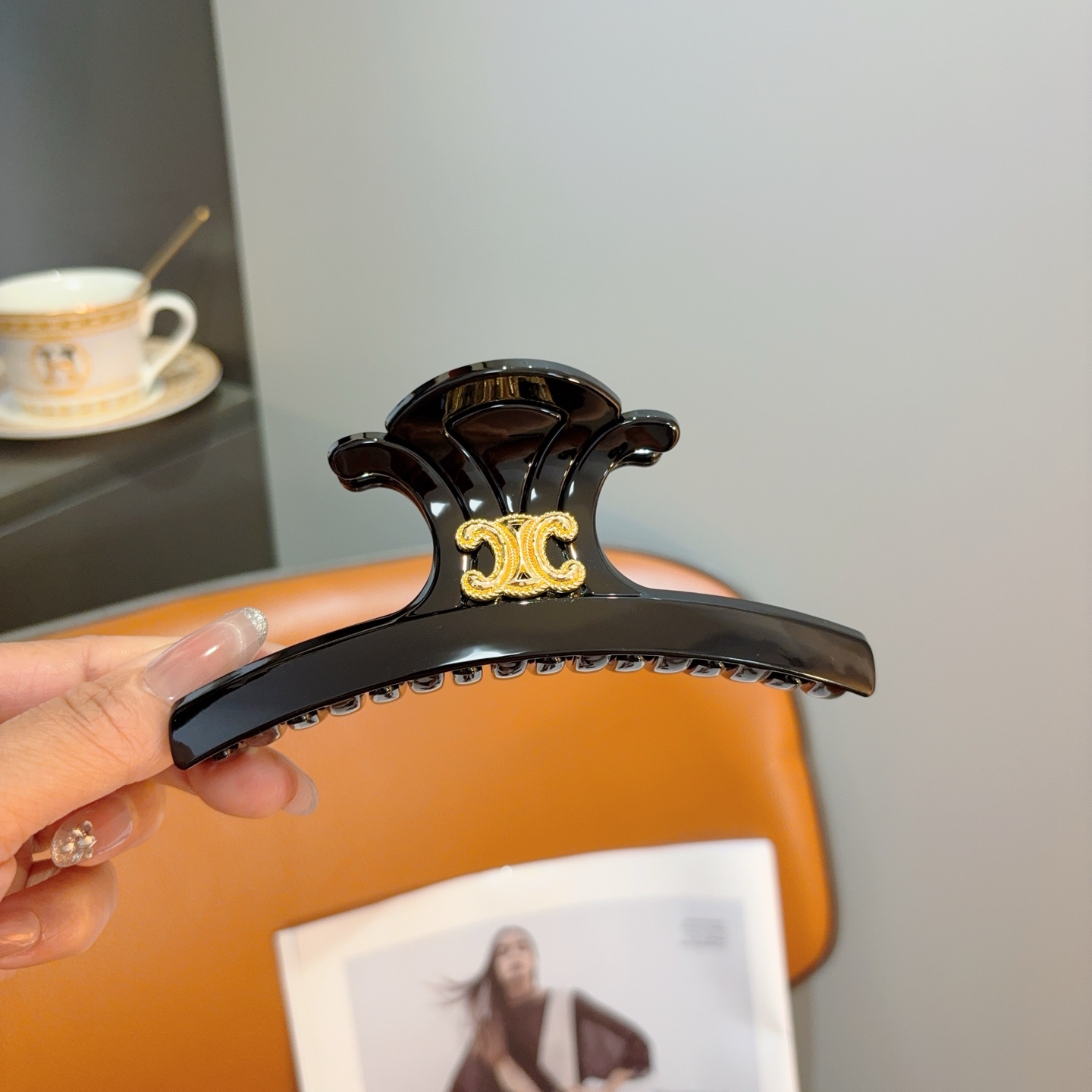 NO:853685,Comes with packaging CELINE Arc de Triomphe's new vintage gripper, duckbill hairpin, classic letter logo spring clip, super exquisite, will be a hit if you repost the picture!  Counter-shipped hairpins, hairpins, celine, celine, hairpins19860909配包装 CELINE（赛琳） 凯旋门新款复古抓夹 鸭嘴夹发夹,经典字母logo弹簧夹, 超精致,转图必爆哈！专柜出货发夹,发夹,celine,celine,hairpins,accessory
