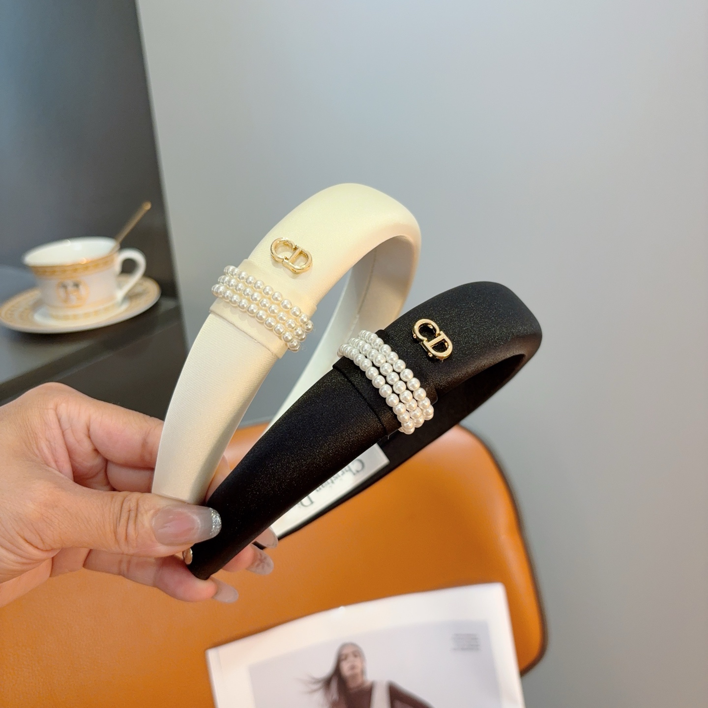 NO:853698,Comes with packaging Dior (Dior) new letter headband, high-quality headband to let your charm bloom. Fresh and ladylike style makes fashion easier. Hairpins, hairpins, dior, dior, hairpins19860909配包装 Dior（迪奥）新款字母发箍,高品质头箍 让你的魅力绽放 清新淑女范让时尚更简单.发夹,发夹,dior,dior,hairpins,accessory