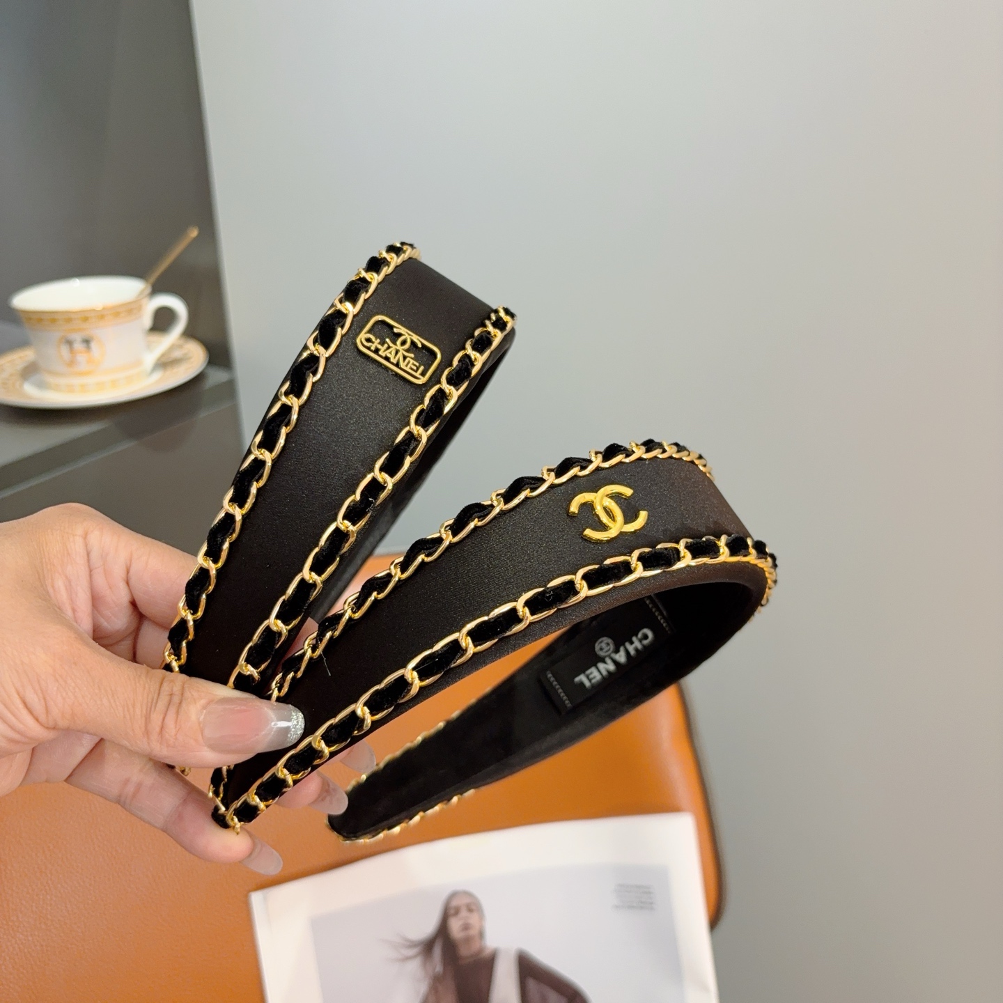 NO:895248,Comes with packaging CHANEL (Chanel) new chain small fragrant headband, new large face-showing small headband, recommended by Internet celebrities. Paired with high-end double Clogo, super exquisite, fashionable and versatile!  hairpins,hairpins,chanel,chanel,hairpins19860909配包装 CHANEL（香奈儿）新款链条小香发箍,新品巨显脸小头箍,网红爆款推荐 搭配高端双Ｃlogo ,超精致时尚百搭！发夹,发夹,chanel,chanel,hairpins,accessory