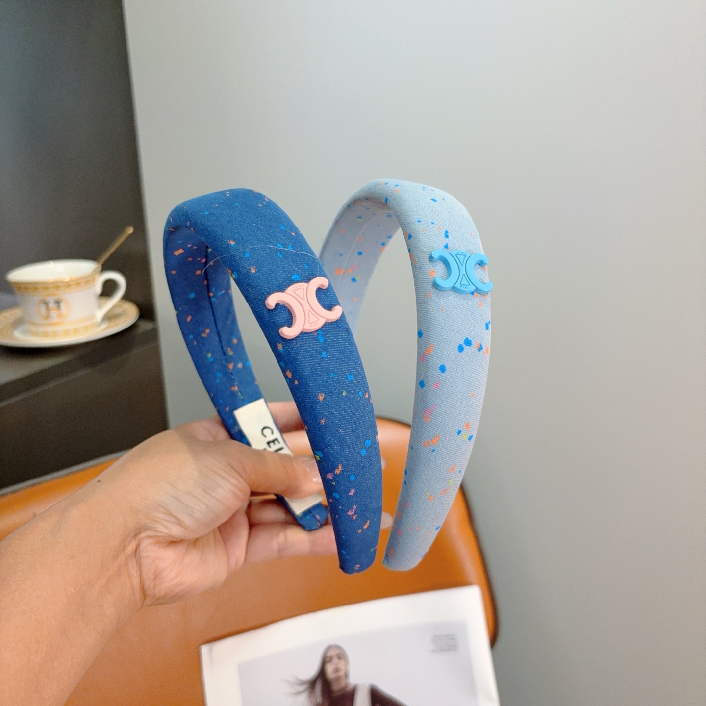 NO:895098,Comes with packaging CELINE fashionable new headband, wide-brimmed headband suitable for all seasons, high-end, fashionable and versatile!  hairpins,hairpins,celine,celine,hairpins19860909配包装 CELINE（赛琳）时尚款新款发箍,适合四季佩戴宽边头箍 ,高级感显气质时尚百搭款！发夹,发夹,celine,celine,hairpins,accessory