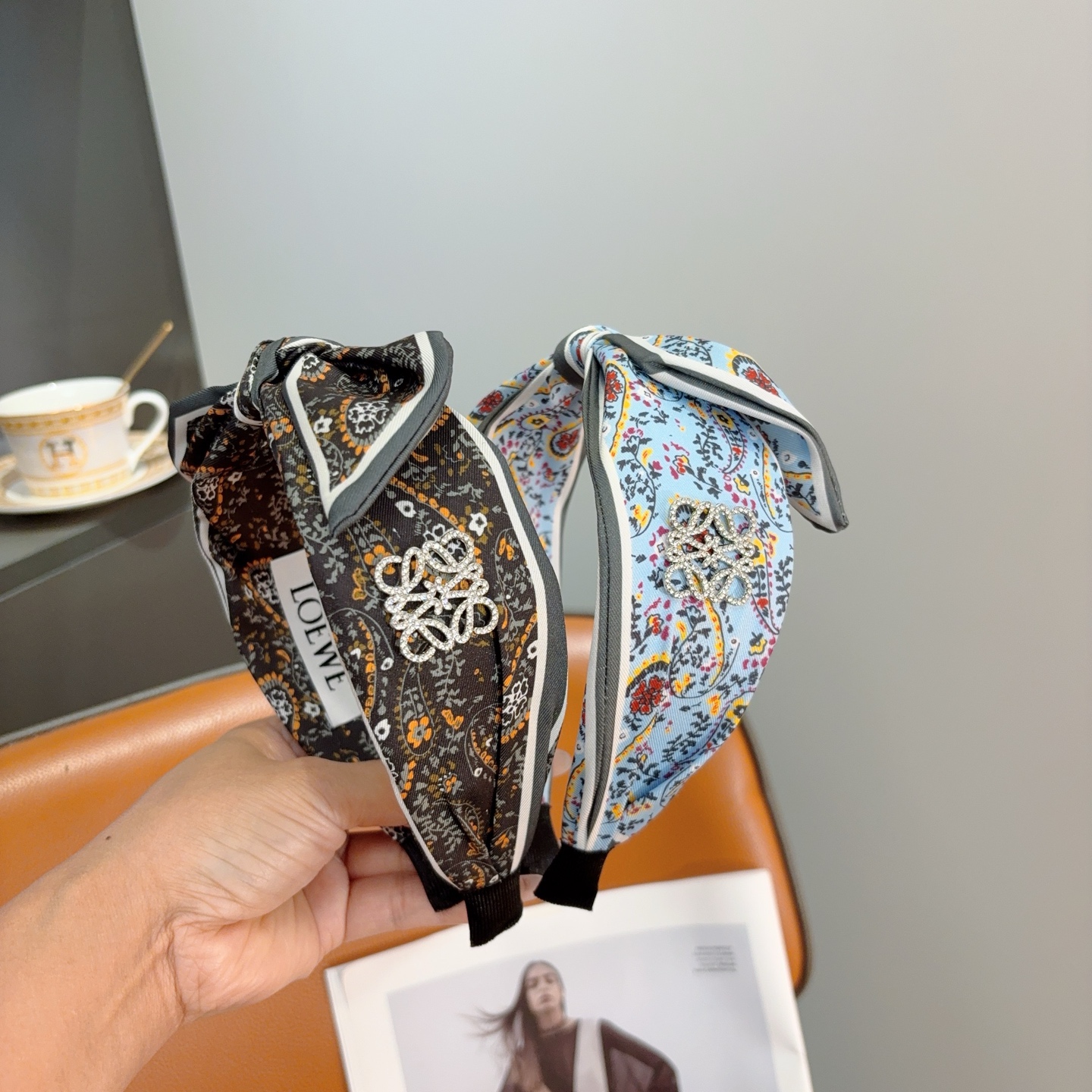 NO:895104,With packaging, LOEWE's new bow small floral headbands are specially made of fabric headbands, and the latest styles from top internet celebrities are here!  Fresh and ladylike style makes fashion simpler!  hairpins,hairpins,loewe,loewe,hairpins19860909配包装 LOEWE（罗意威）新款蝴蝶结小碎花发箍特供面料头箍、尖端网红最新款来袭 ！ 清新淑女范让时尚更简单！发夹,发夹,loewe,loewe,hairpins,accessory