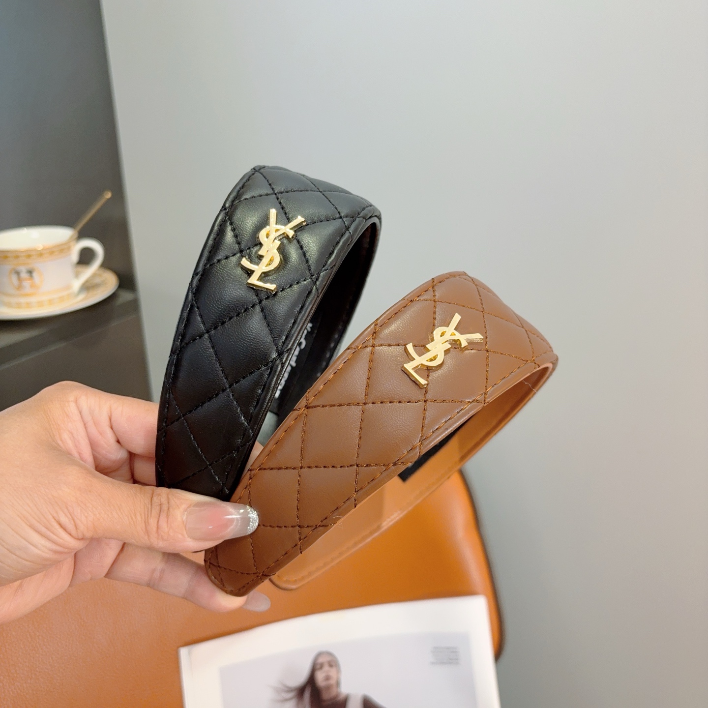 NO:895110,Comes with packaging YSL (Yves Saint Laurent) new high-end rhombus pattern leather headband, recommended by internet celebrities. Paired with high-end logo, ultra-fashionable and versatile!  hairpins,hairpins,saint laurent,saint laurent,hairpins19860909配包装 YSL（圣罗兰）新款高级感菱格纹皮质发箍,网红爆款推荐 搭配高端logo ,超精致时尚百搭！发夹,发夹,saint laurent,saint laurent,hairpins,accessory