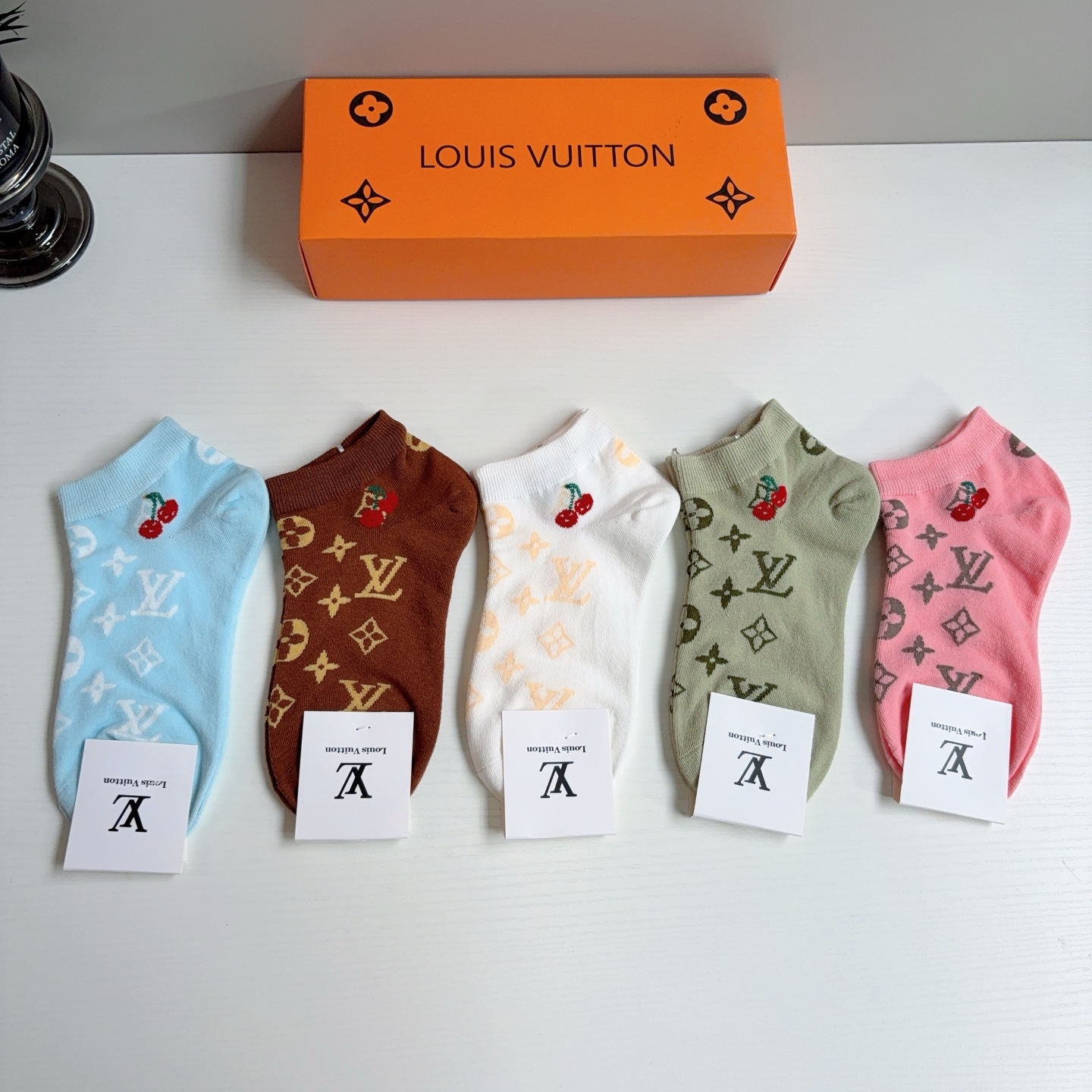 配包装（一盒5双） 🌟 LV 路易威登 新款短筒袜子纯棉面料，经典字母logo船袜，个性时尚百搭款，！你