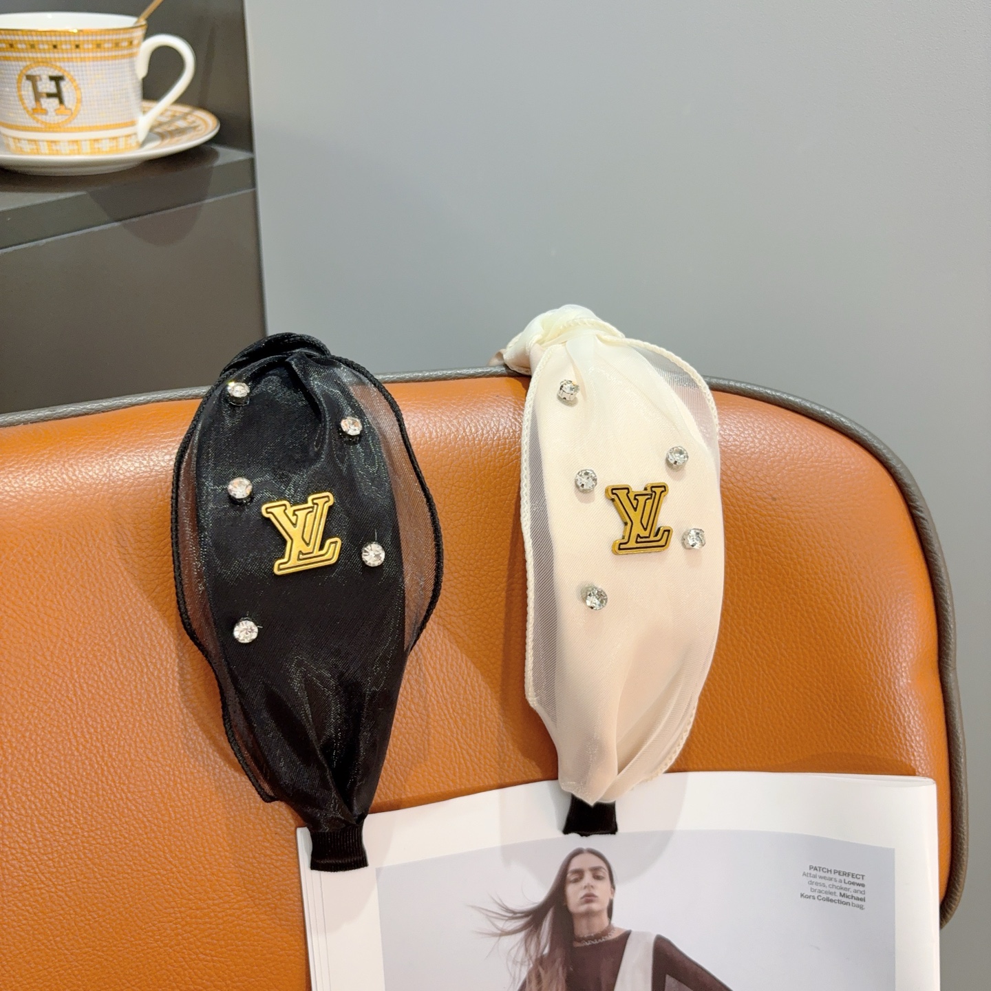 NO:895175,Comes with packaging LV Louis Vuitton's hot new wide version headbands, fashionable headbands, the latest fashionable style from Internet celebrities, must-have hairpins for goddesses, hairpins, louis vuitton, louis vuitton, hairpins19860909配包装 LV 路易威登 火爆新款宽版发箍,时尚头箍,网红最新款来袭时尚百搭,女神必入发夹,发夹,louis vuitton,louis vuitton,hairpins,accessory