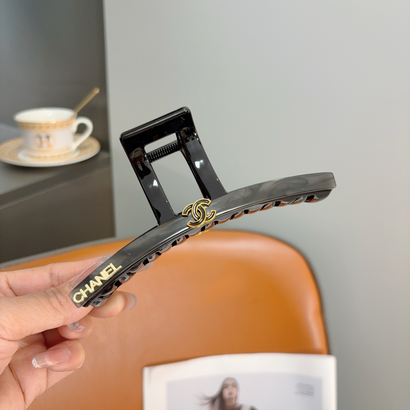 NO:895190,Comes with packaging (single) ＣＨＡＮＥＬ CHANEL Chanel high-looking one-word clip, versatile simple hairpin, original material, a must-have item for goddesses, super exquisite! Celebrity style. Hairpins, hairpins, chanel, hairpins19860909配包装（单个） ＣＨＡＮＥＬ香奈儿高颜值一字抓夹,百搭简约发夹 原单材质,女神必备单品,超级精致哦!名媛范儿.发夹,发夹,chanel,hairpins,accessory