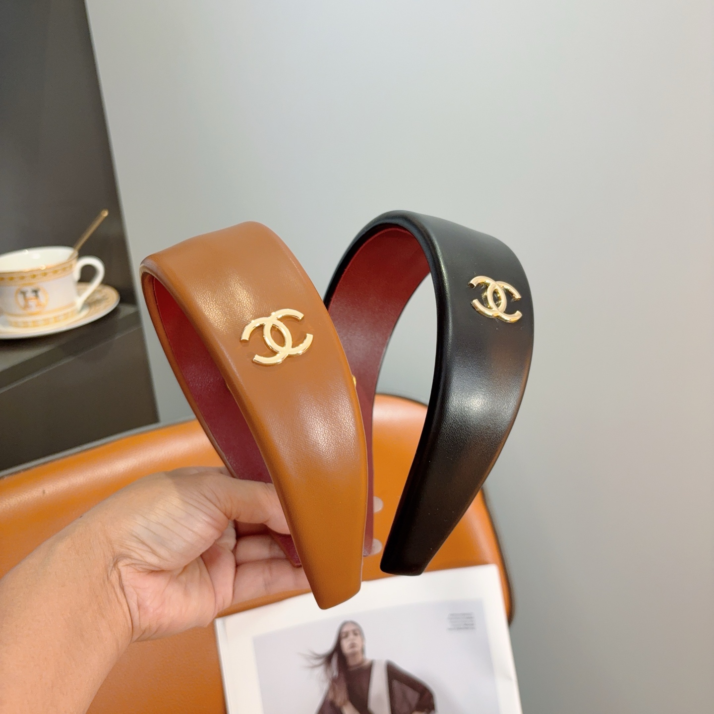 NO:895194,Comes with packaging CHANEL (Chanel) new style exquisite lettered sheepskin headband, retro Internet celebrity popular headband with high-end materials, ultra-exquisite, fashionable and high-end versatile style. Hairpins, hairpins, chanel, chanel, sheepskin, hairpins19860909配包装 CHANEL（香奈儿）新款精美字母羊皮发箍,复古网红爆款头箍 搭配高端材质,超精致,时尚高级百搭款.发夹,发夹,chanel,chanel,sheepskin,hairpins,accessory