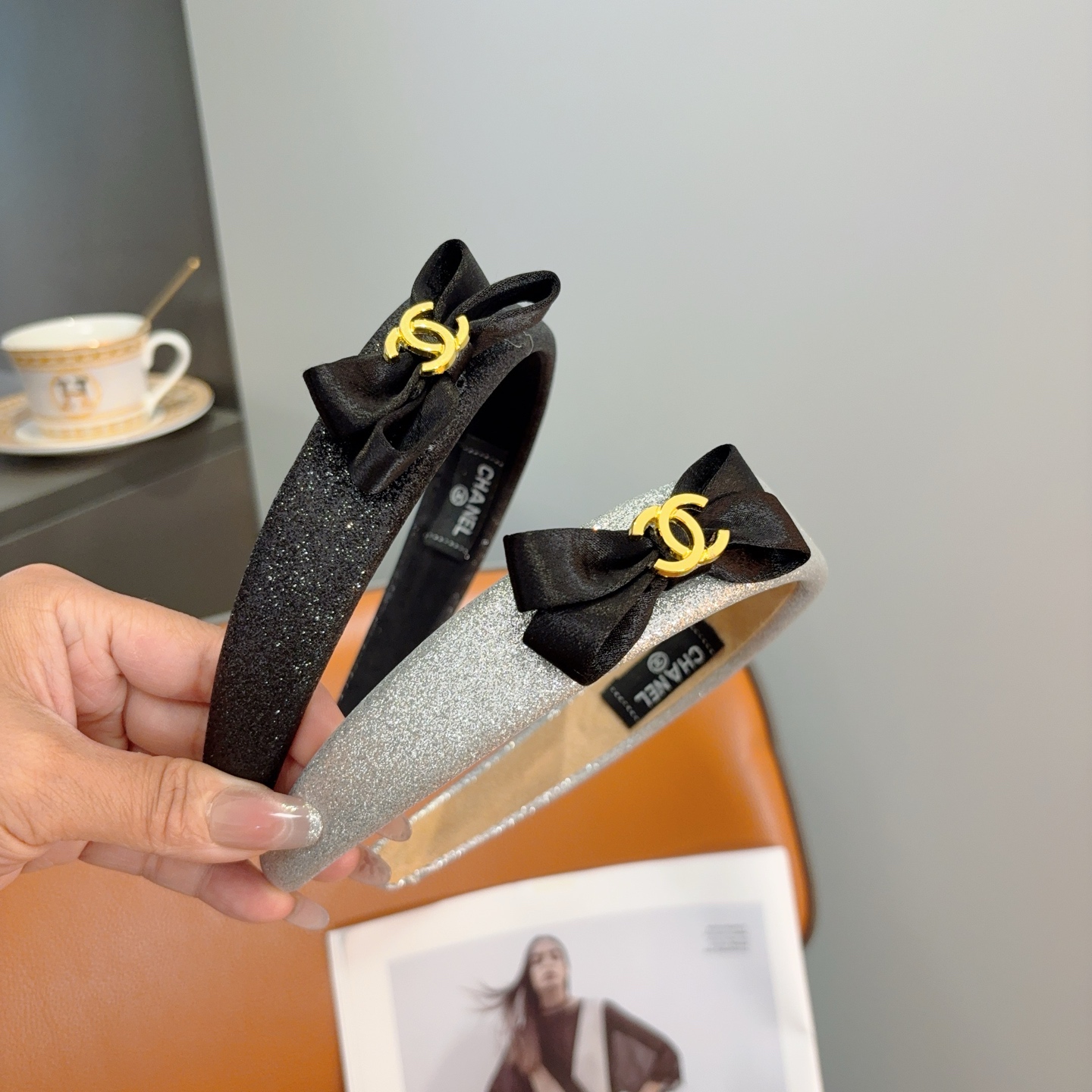 NO:895198,Comes with packaging CHANEL (Chanel) new exquisite bow headband, retro internet celebrity headband with high-end materials, ultra-exquisite, fashionable and high-end versatile style. Hairpins, hairpins, chanel, chanel, hairpins19860909配包装 CHANEL（香奈儿）新款精美蝴蝶结发箍,复古网红头箍 搭配高端材质,超精致,时尚高级感百搭款.发夹,发夹,chanel,chanel,hairpins,accessory