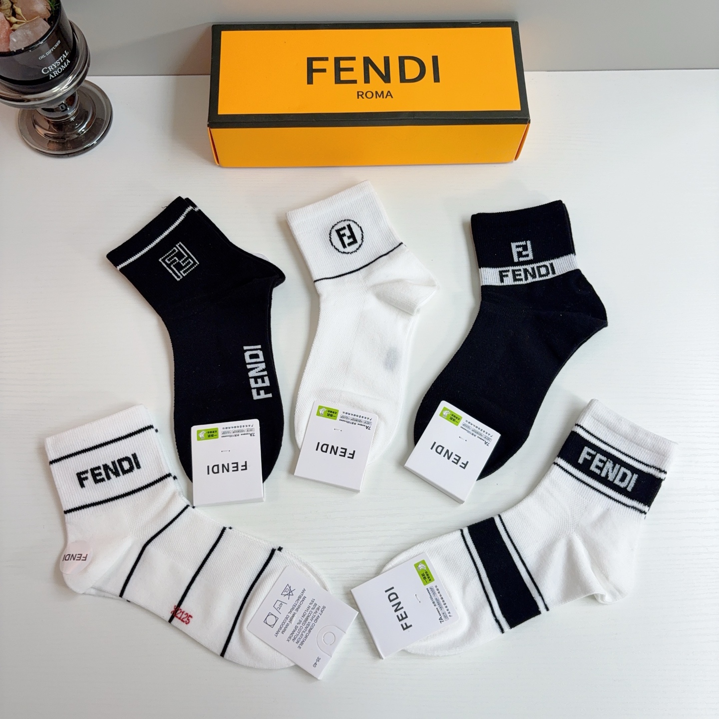 配包装（一盒5双） FENDI 芬迪 经典双F中筒袜子，纯棉面料，潮人必备款 个性时尚百搭款，你值得拥有